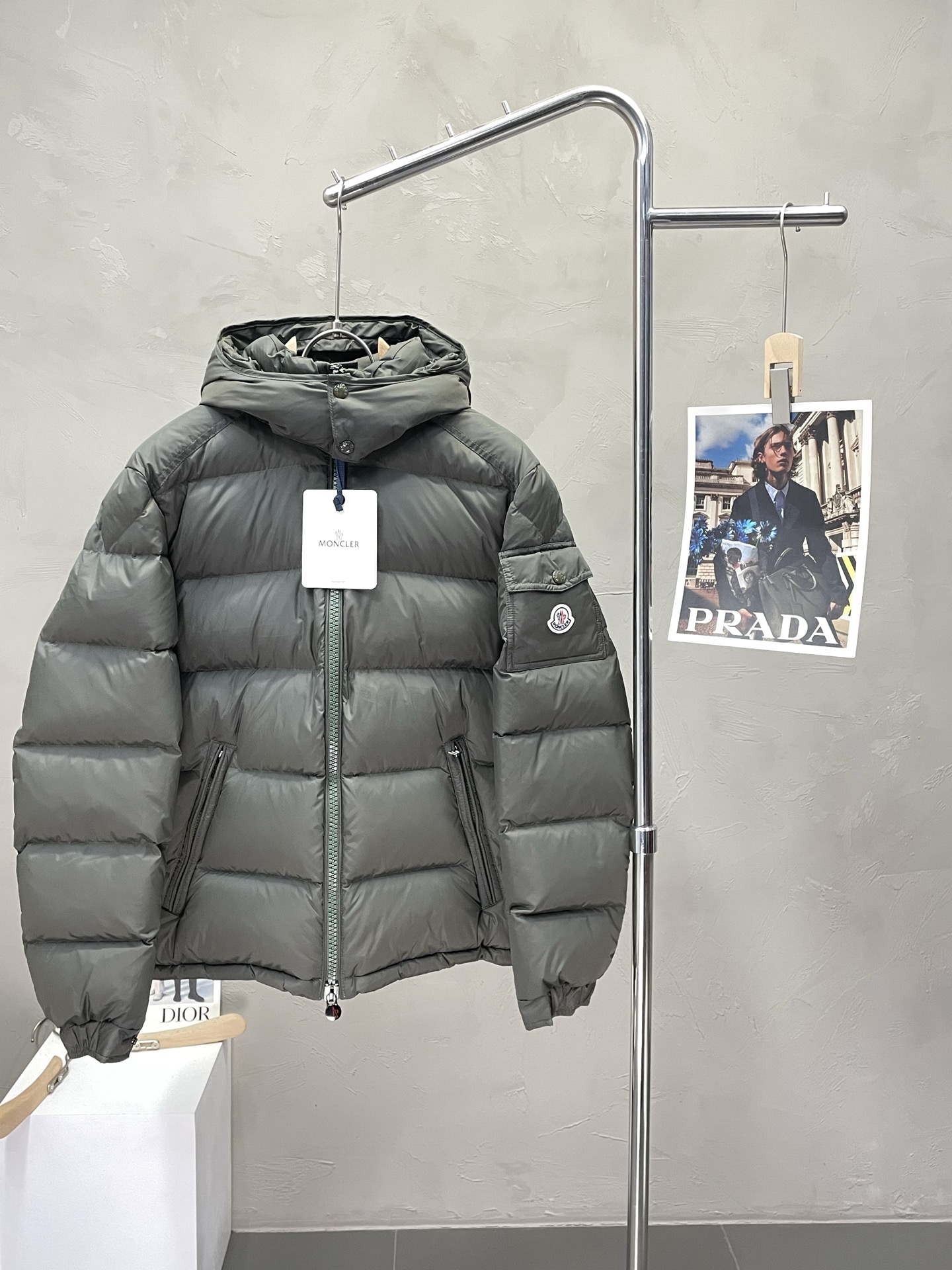 NO:530267,.Down jacket - Moncler mask exclusively provides new hooded down jackets in autumn and winter. Hats can be detached. Trading companies have a variety of channels, and they are essential for cooling weather. They can be worn in daily life and outdoor sports. They are wear-resistant, scratch-resistant and easy to manage. The inner is equipped with high-quality white goose down filling. It is matched with large square quilt quilting technology to create a fluffy and full overall effect, taking into account the powerful warm and warm locking effect, so that you don’t fear the cold outdoor weather in autumn and winter! Size 1-6, Moncler, down jacket, hats, alexander wang19860909.羽绒服-Moncler蒙口独家专供秋冬新款连帽羽绒服 帽子可拆卸设计 贸易公司渠道稀出,降温天气必备的保暖单品,不论是日常还是户外运动都能穿.耐磨防刮易打理,内里配置优质白鹅绒埴充,在搭配大方格绗缝工艺,打造蓬松饱满的整体效果,兼顾强悍的保暖锁温效果,让你无惧秋冬季寒冷的户外天气! 尺码1-6,,Moncler,down jacket,hats,alexander wang,Men's clothing