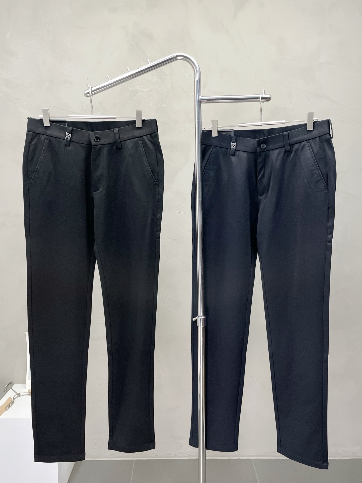 NO:523849,.ZEGNA exclusively offers new casual pants, high-end version!  Customized fabrics for counters are breathable and comfortable, with impeccable details, and the brand element design concept reflects high quality. The feel is delicate and soft!  It is casually cut, with a great upper body style!  29-40 yards, zegna,alexander wang19860909.ZEGNA杰尼亚独家专供新款休闲裤 高端版本！专柜定制面料 透气舒适度高,细节无可挑剔,品牌元素设计理念,体现高品质.手感细腻柔软！呈现休闲裁剪,上身版型超赞！码数29-40,,zegna,alexander wang,Men's clothing