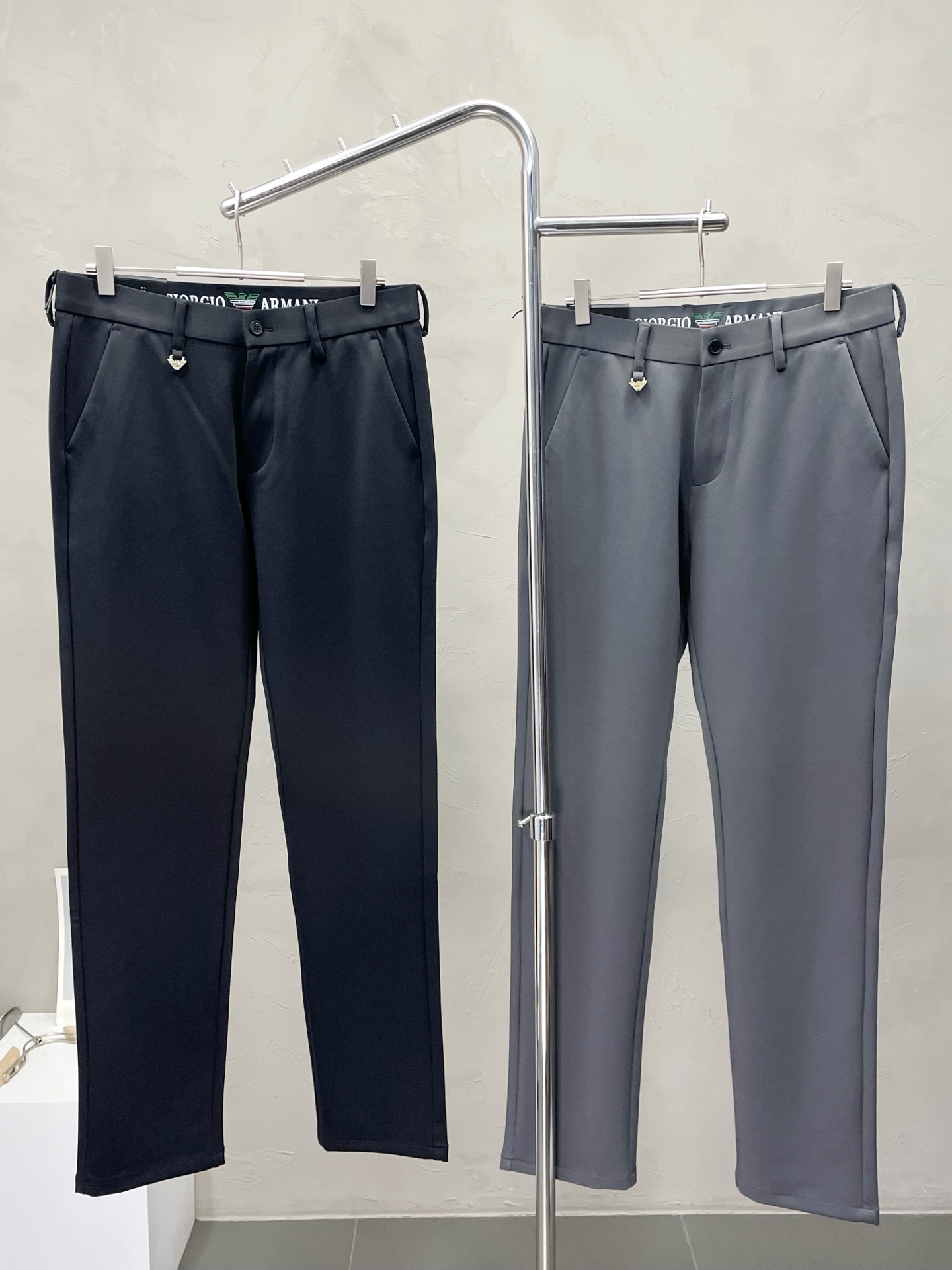 NO:523853,.ARMANI Armani exclusively for new casual pants, high-end version!  Customized fabrics for counters are breathable and comfortable, with impeccable details, and the brand element design concept reflects high quality. The feel is delicate and soft!  It is casually cut, with a great upper body style!  Number of codes 29-40, Armani, Armani, Alexander wang19860909.ARMANI阿玛尼独家专供新款休闲裤 高端版本！专柜定制面料 透气舒适度高,细节无可挑剔,品牌元素设计理念,体现高品质.手感细腻柔软！呈现休闲裁剪,上身版型超赞！码数29-40,,armani,armani,alexander wang,Men's clothing