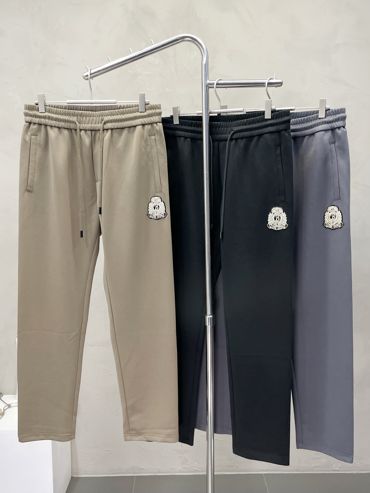 NO:523866,.BALMAIN exclusively offers new casual pants, high-end version!  Customized fabrics for counters are breathable and comfortable, with impeccable details, and the brand element design concept reflects high quality. The feel is delicate and soft!  It is casually cut, with a great upper body style!  Number of codes: M-3XL, balmain, balmain, alexander wang19860909.BALMAIN巴尔曼独家专供新款休闲裤 高端版本！专柜定制面料 透气舒适度高,细节无可挑剔,品牌元素设计理念,体现高品质.手感细腻柔软！呈现休闲裁剪,上身版型超赞！码数: M-3XL,,balmain,balmain,alexander wang,Men's clothing