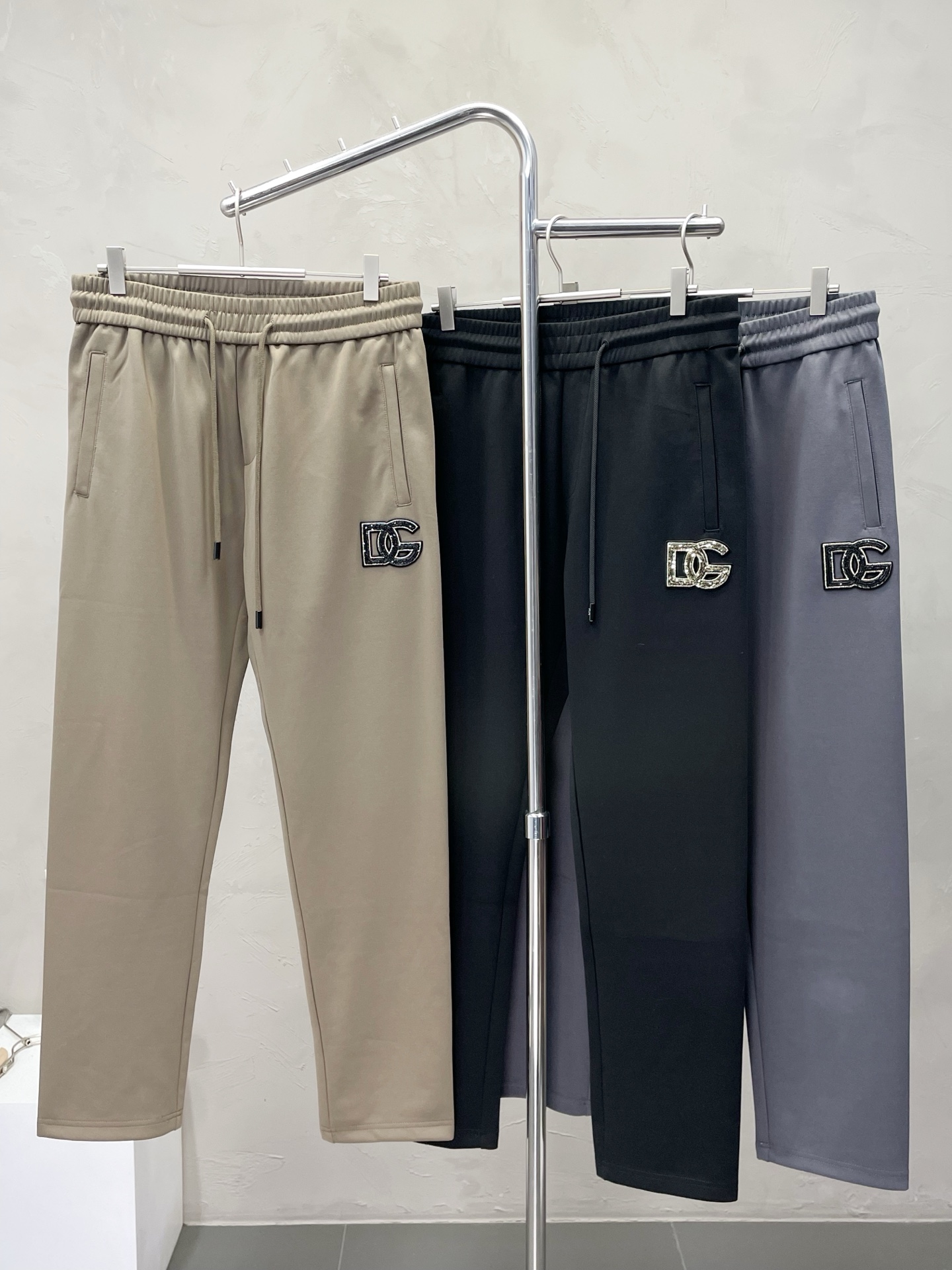 NO:523851,.Dolce & Gabbana exclusively offers new casual pants high-end version!  Customized fabrics for counters are breathable and comfortable, with impeccable details, and the brand element design concept reflects high quality. The feel is delicate and soft!  It is casually cut, with a great upper body style!  Number of codes: M-3XL, Dolce & Gabbana, Dolce & Gabbana, alexander wang19860909.Dolce&Gabbana杜嘉班纳独家专供新款休闲裤 高端版本！专柜定制面料 透气舒适度高,细节无可挑剔,品牌元素设计理念,体现高品质.手感细腻柔软！呈现休闲裁剪,上身版型超赞！码数: M-3XL,,Dolce&Gabbana,Dolce&Gabbana,alexander wang,Men's clothing