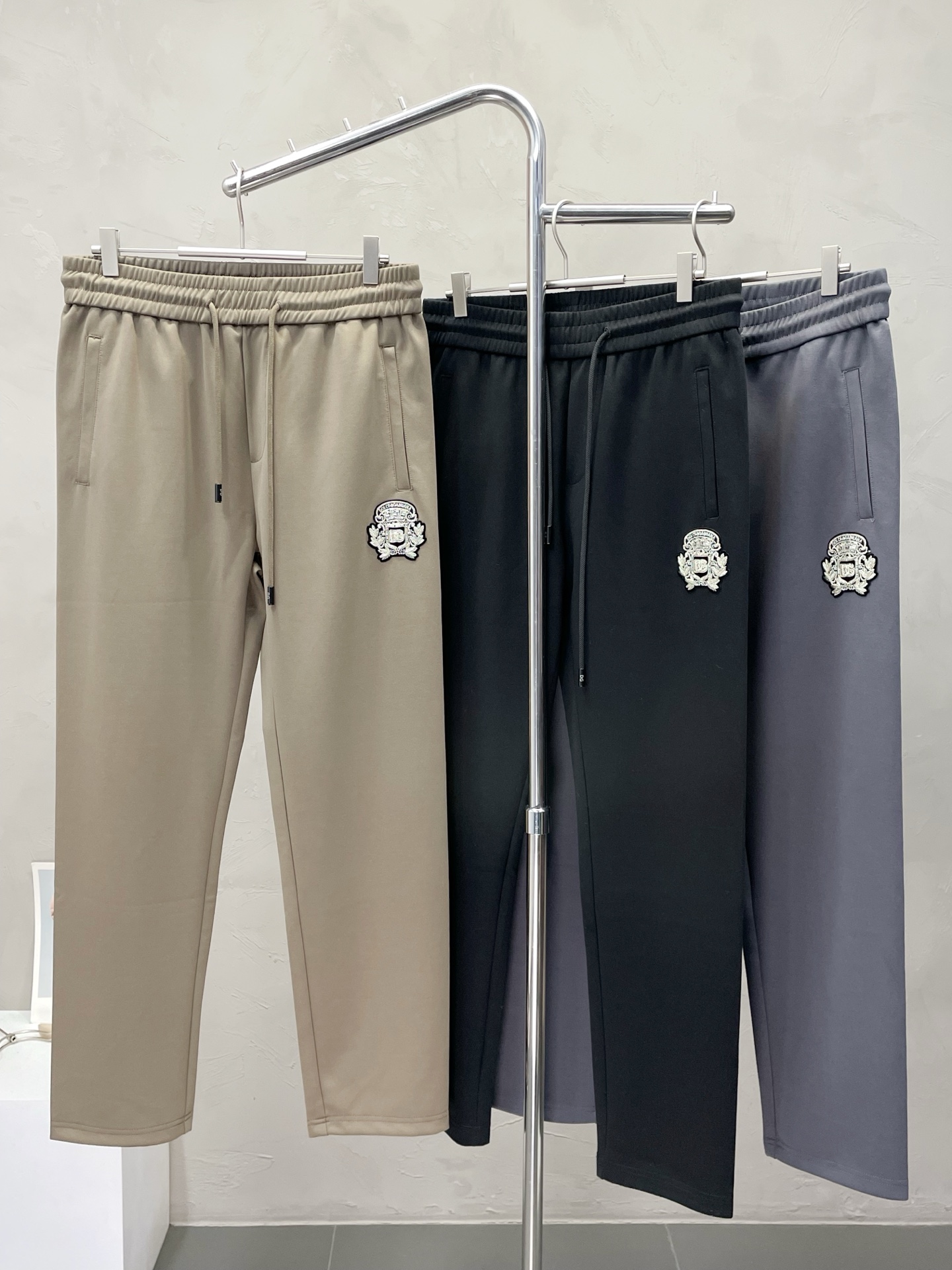 NO:523855,.Dolce & Gabbana exclusively offers new casual pants high-end version!  Customized fabrics for counters are breathable and comfortable, with impeccable details, and the brand element design concept reflects high quality. The feel is delicate and soft!  It is casually cut, with a great upper body style!  Number of codes: M-3XL, Dolce & Gabbana, Dolce & Gabbana, alexander wang19860909.Dolce&Gabbana杜嘉班纳独家专供新款休闲裤 高端版本！专柜定制面料 透气舒适度高,细节无可挑剔,品牌元素设计理念,体现高品质.手感细腻柔软！呈现休闲裁剪,上身版型超赞！码数: M-3XL,,Dolce&Gabbana,Dolce&Gabbana,alexander wang,Men's clothing