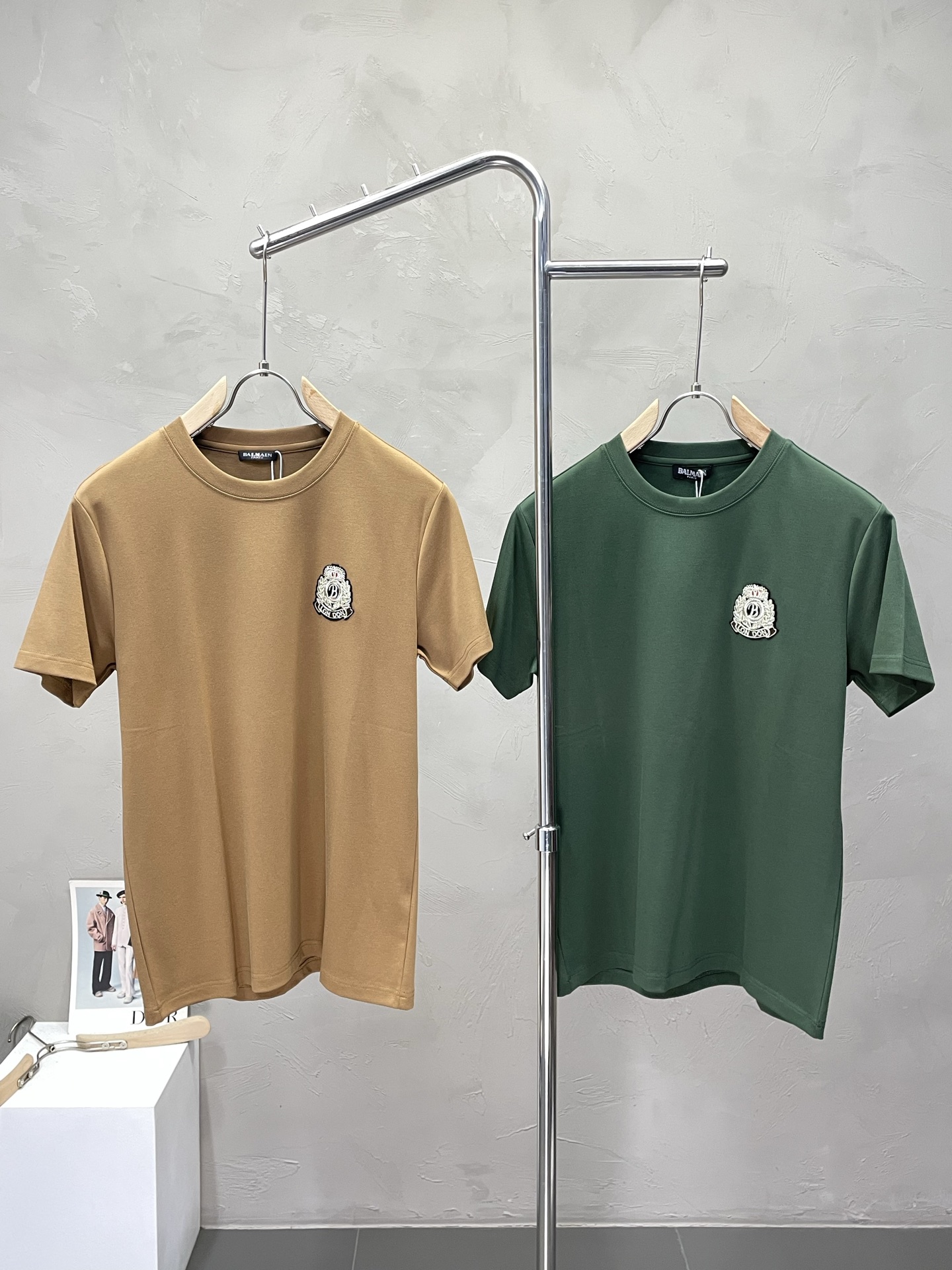 NO:523857,.BALMAIN exclusively offers new original single men's casual short sleeves, high-end customization, high-end version, fashionable and versatile imported fabric, super soft and delicate, skin-friendly and comfortable to wear, high-end boutique, OEM, fine production, very good for the upper body, men's essential items, complete three standards, M-3XL, balmain, balmain, T-shirt, alexander wang19860909.BALMAIN巴尔曼独家专供新款原单男士休闲短袖 高端定制 高端版本 时尚百搭爆款进口面料 手感超柔软细腻 穿着亲肤舒适 高端精品 代工厂精细做上身非常赞 男士必备单品 三标齐全 码数M-3XL,,balmain,balmain,T-shirt,alexander wang,Men's clothing