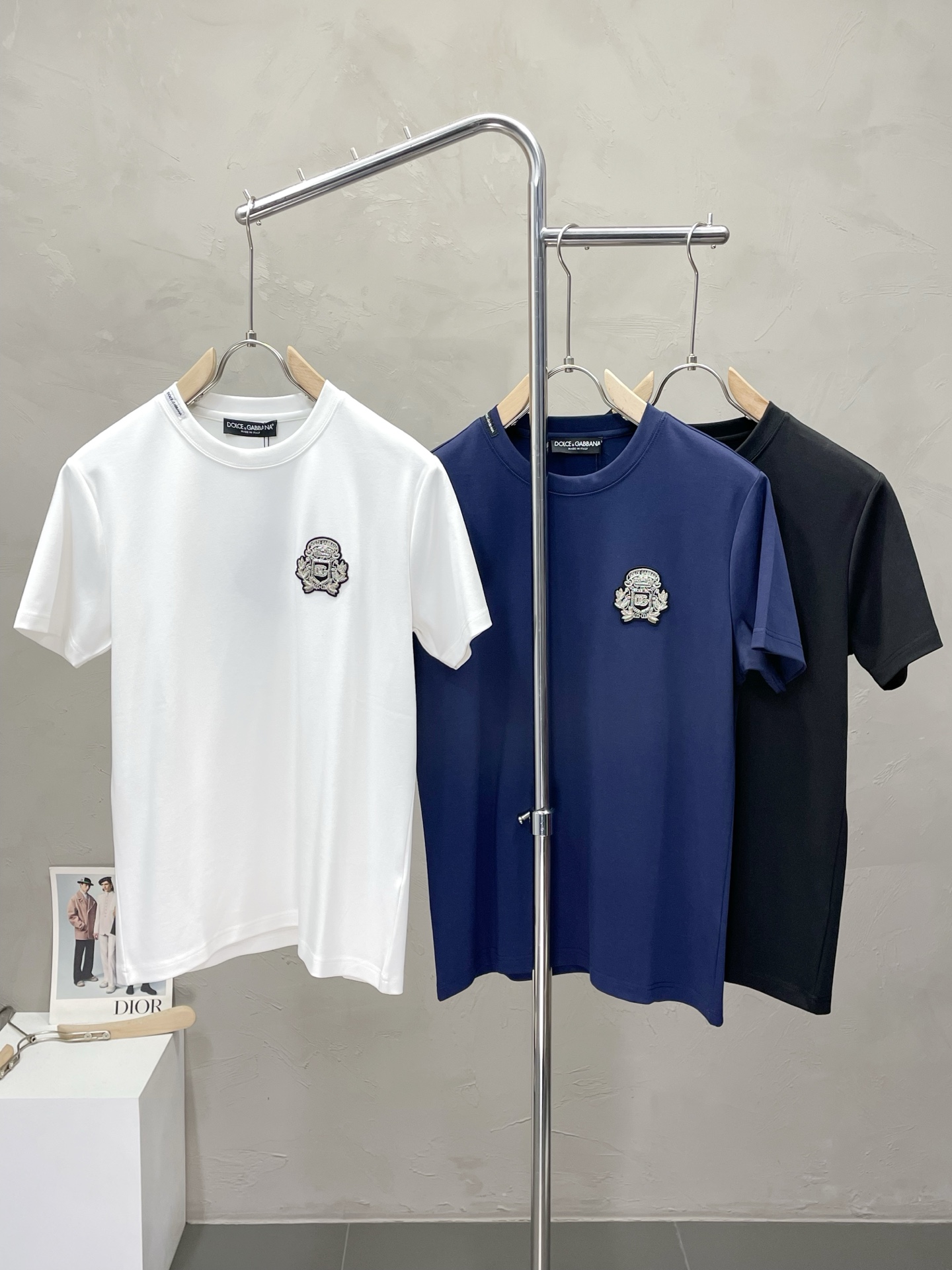 NO:523871,.Dolce & Gabbana exclusively offers new original single men's casual short sleeves, high-end customization, high-end version, fashionable and versatile imported fabric, super soft and delicate, skin-friendly and comfortable to wear, high-end boutique, OEM, fine-made top body, very good, men's essential items, three standards, complete code number M-3XL,,Dolce & Gabbana, Dolce & Gabbana, T-shirt, alexander wang19860909.Dolce&Gabbana杜嘉班纳独家专供新款原单男士休闲短袖 高端定制 高端版本 时尚百搭爆款进口面料 手感超柔软细腻 穿着亲肤舒适 高端精品 代工厂精细做上身非常赞 男士必备单品 三标齐全 码数M-3XL,,Dolce&Gabbana,Dolce&Gabbana,T-shirt,alexander wang,Men's clothing