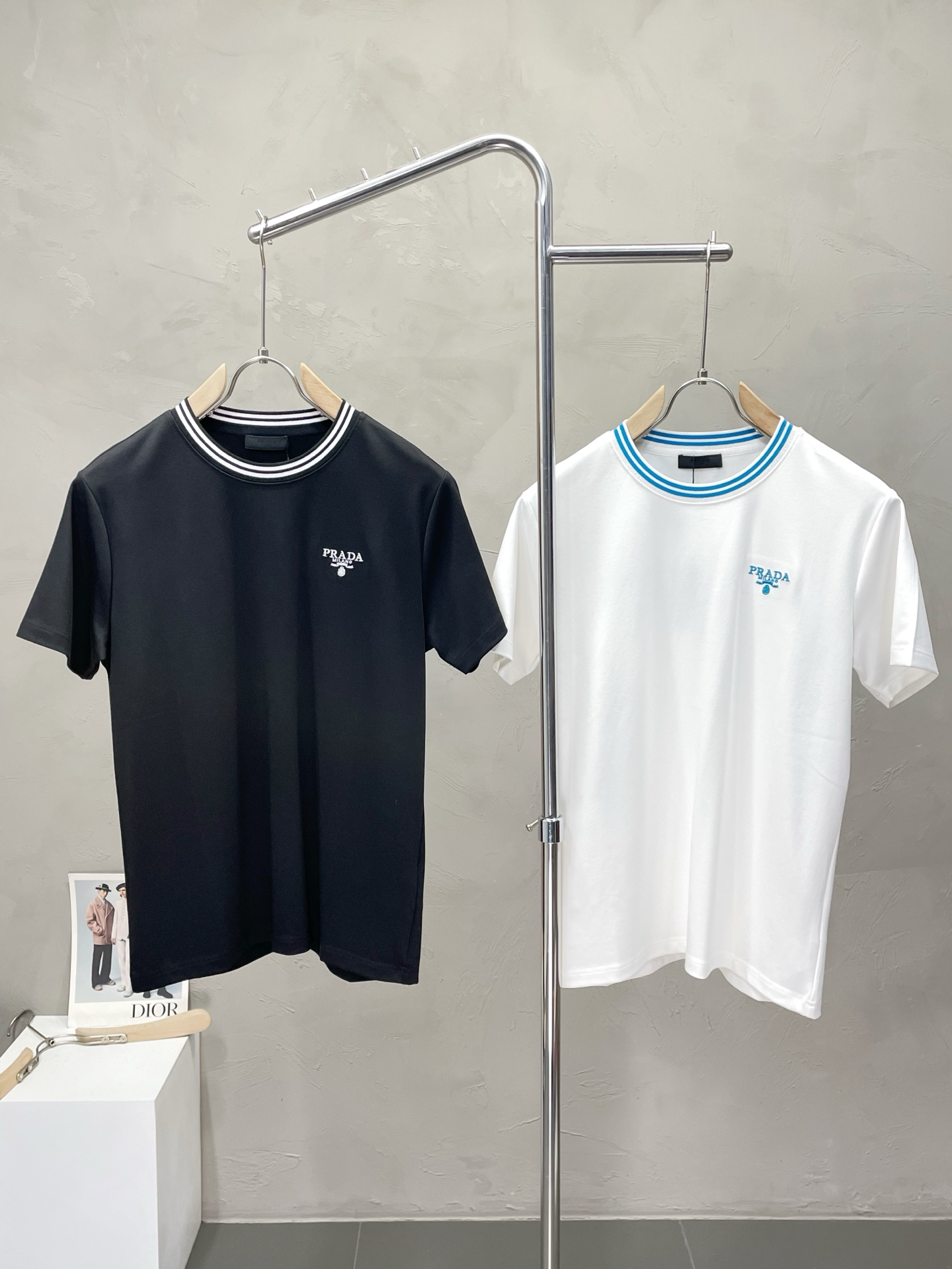 NO:523867,.Prada exclusively offers new original single men's casual short sleeves, high-end customization, high-end version, fashionable and versatile imported fabric, super soft and delicate, skin-friendly and comfortable to wear, high-end boutique, OEM, fine production, very good for the upper body, men's essential items, three standards, M-3XL,,prada,prada,T-shirt,alexander wang19860909.Prada普拉达独家专供新款原单男士休闲短袖 高端定制 高端版本 时尚百搭爆款进口面料 手感超柔软细腻 穿着亲肤舒适 高端精品 代工厂精细做上身非常赞 男士必备单品 三标齐全 码数M-3XL,,prada,prada,T-shirt,alexander wang,Men's clothing