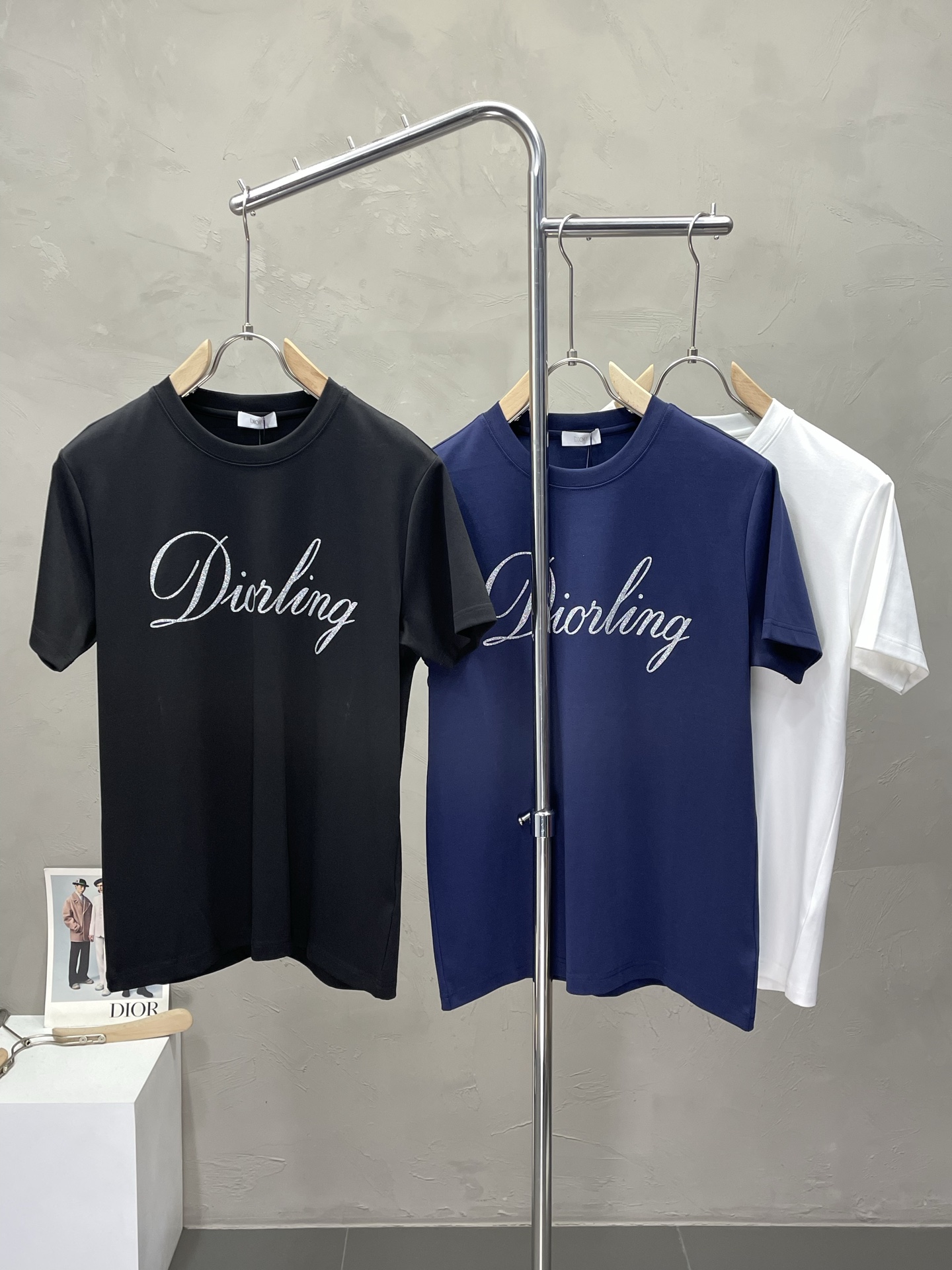 NO:524901,.Dior exclusively offers new original single men's casual short sleeves, high-end customization, high-end version, fashionable and versatile imported fabric, super soft and delicate, skin-friendly and comfortable to wear, high-end boutique, OEM, fine production, very good for the top body, men's essential items, complete three standards, M-3XL,,dior,dior,T-shirt,alexander wang19860909.Dior迪奥独家专供新款原单男士休闲短袖 高端定制 高端版本 时尚百搭爆款进口面料 手感超柔软细腻 穿着亲肤舒适 高端精品 代工厂精细做上身非常赞 男士必备单品 三标齐全 码数M-3XL,,dior,dior,T-shirt,alexander wang,Men's clothing