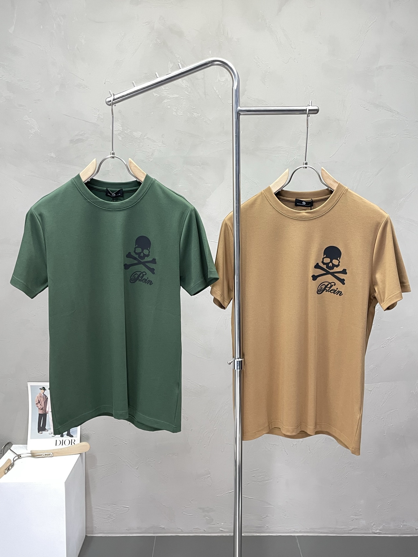 NO:523859,.PHILIPP PLEIN exclusively offers new original single men's casual short sleeves, high-end customization, high-end version, fashionable and versatile imported fabric, super soft and delicate, skin-friendly and comfortable to wear, high-end boutique, OEM, fine production, very good for the upper body, men's essential items, three standards, M-3XL,, PHILIPP PLEIN, T-shirt, alexander wang19860909.PHILIPP PLEIN菲利普·普莱茵独家专供新款原单男士休闲短袖 高端定制 高端版本 时尚百搭爆款进口面料 手感超柔软细腻 穿着亲肤舒适 高端精品 代工厂精细做上身非常赞 男士必备单品 三标齐全 码数M-3XL,,PHILIPP PLEIN,T-shirt,alexander wang,Men's clothing