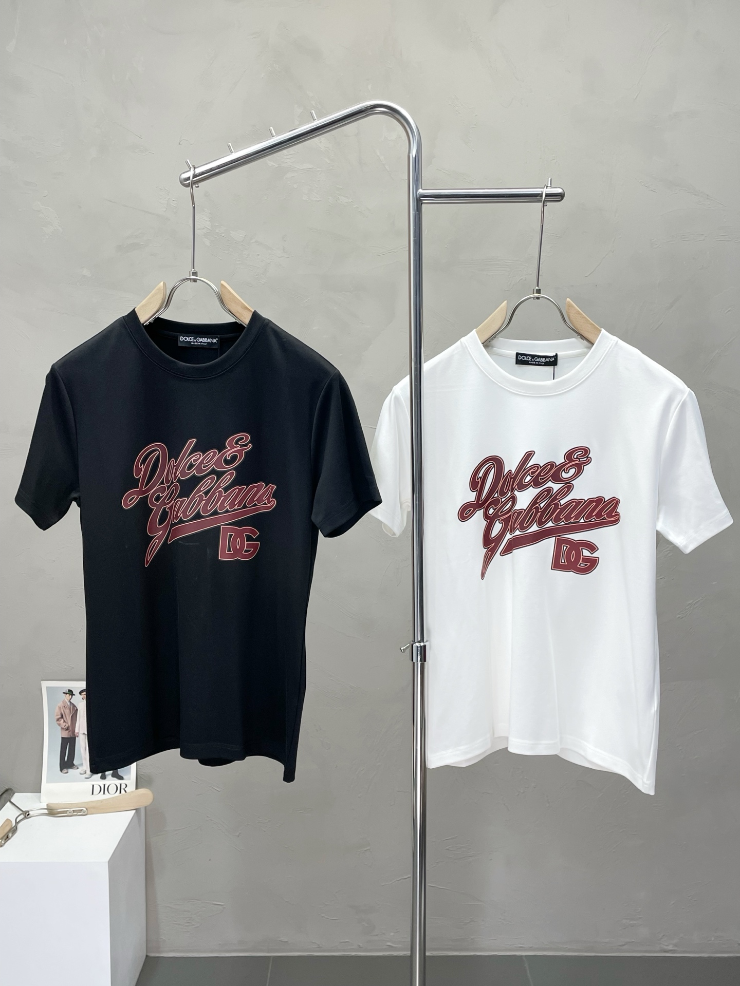 NO:524907,.Dolce & Gabbana exclusively offers new original single men's casual short sleeves, high-end customization, high-end version, fashionable and versatile imported fabric, super soft and delicate, skin-friendly and comfortable to wear, high-end boutique, OEM, fine-made top body, very good, men's essential items, three standards, complete code number M-3XL,,Dolce & Gabbana, Dolce & Gabbana, T-shirt, alexander wang19860909.Dolce&Gabbana杜嘉班纳独家专供新款原单男士休闲短袖 高端定制 高端版本 时尚百搭爆款进口面料 手感超柔软细腻 穿着亲肤舒适 高端精品 代工厂精细做上身非常赞 男士必备单品 三标齐全 码数M-3XL,,Dolce&Gabbana,Dolce&Gabbana,T-shirt,alexander wang,Men's clothing