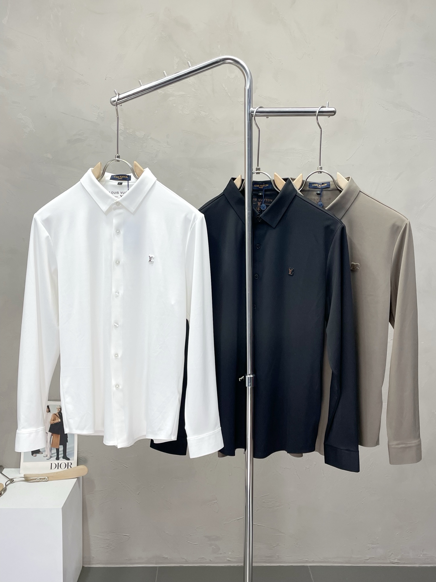 NO:524891,.Louis Vuitton exclusively offers new original single men's casual shirts. High-end customization, high-end version, fashionable and versatile imported fabrics, super soft and delicate, skin-friendly and comfortable to wear, high-end boutique, OEM, fine-made top-body, very good, men's essential items, three standards, 48-58,,louis vuitton,louis vuitton,shirts,alexander wang19860909.Louis Vuitton路易威登独家专供新款原单男士休闲衬衫.高端定制 高端版本 时尚百搭爆款进口面料 手感超柔软细腻 穿着亲肤舒适 高端精品 代工厂精细做上身非常赞 男士必备单品 三标齐全 码数48-58,,louis vuitton,louis vuitton,shirts,alexander wang,Men's clothing