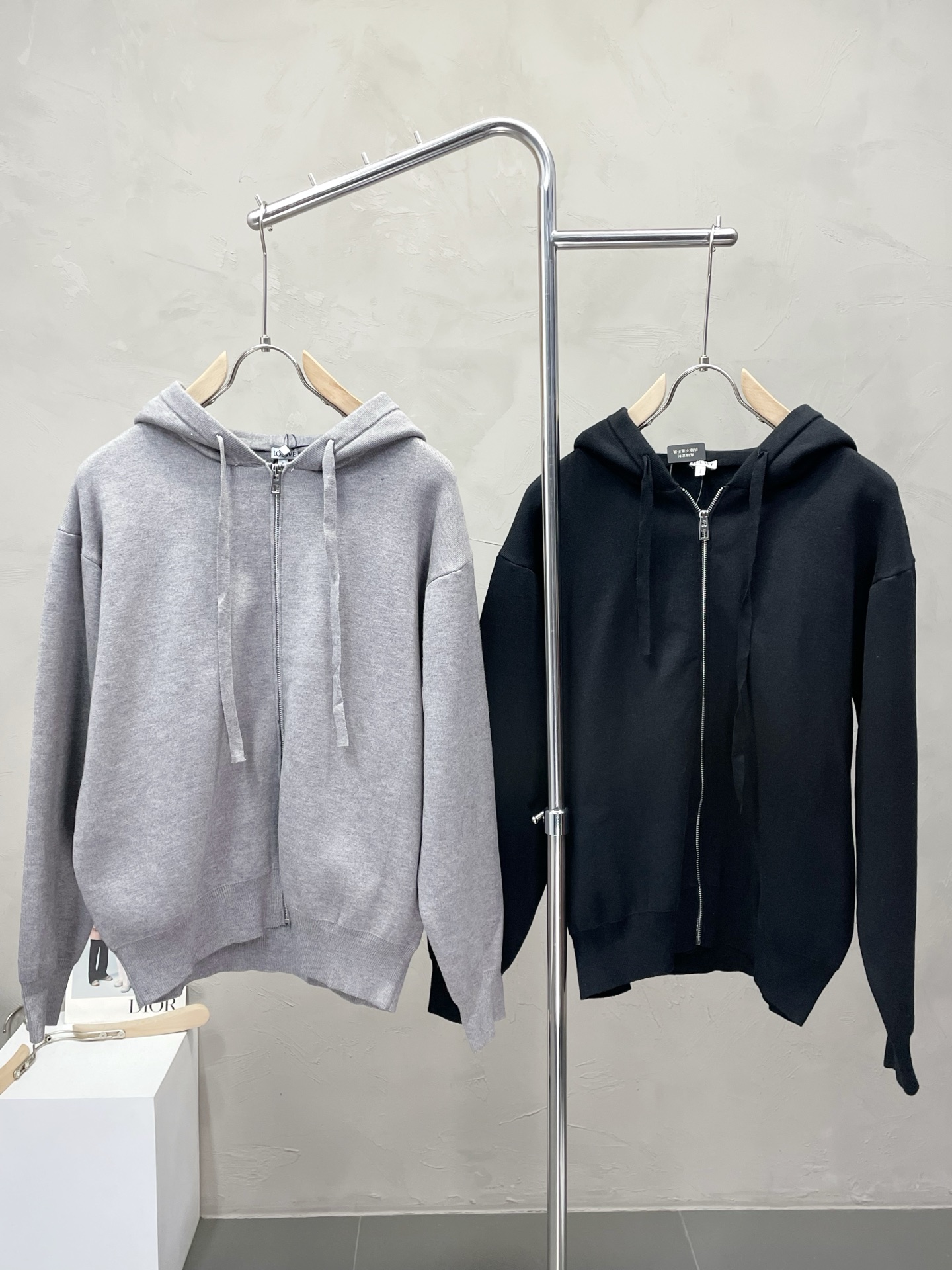 NO:524924,.LOEWE exclusively offers the latest fashionable hooded knitted sweater jacket. A classic design and a very beautiful jacket. The quality is even more unscrupulous. You can buy it directly. You can’t get it wrong! Through the detailed pictures, you can feel its powerful aura, and the warm-concentration effect is significant, so you don’t have to worry about the chill at all! It is both fashionable and functional, and the whole style looks more luxurious and elegant! Size S-XL, loewe, loewe, jackets & coats, sweaters, hats, alexander wang19860909.LOEWE罗意威独家专供最新时尚连帽针织毛衣外套 经典设计与颜值爆棚的外套,品质更是无法挑剔品控可以直接入手,不容过错的高端臻品！通过细节图片便可感受到它强悍的气场,聚温保暖效果显著,完全不用担心会有一点寒意！时尚与功能性兼备,整款显得更加的奢华大气！ 尺码S-XL,,loewe,loewe,jackets & coats,sweaters,hats,alexander wang,Men's clothing