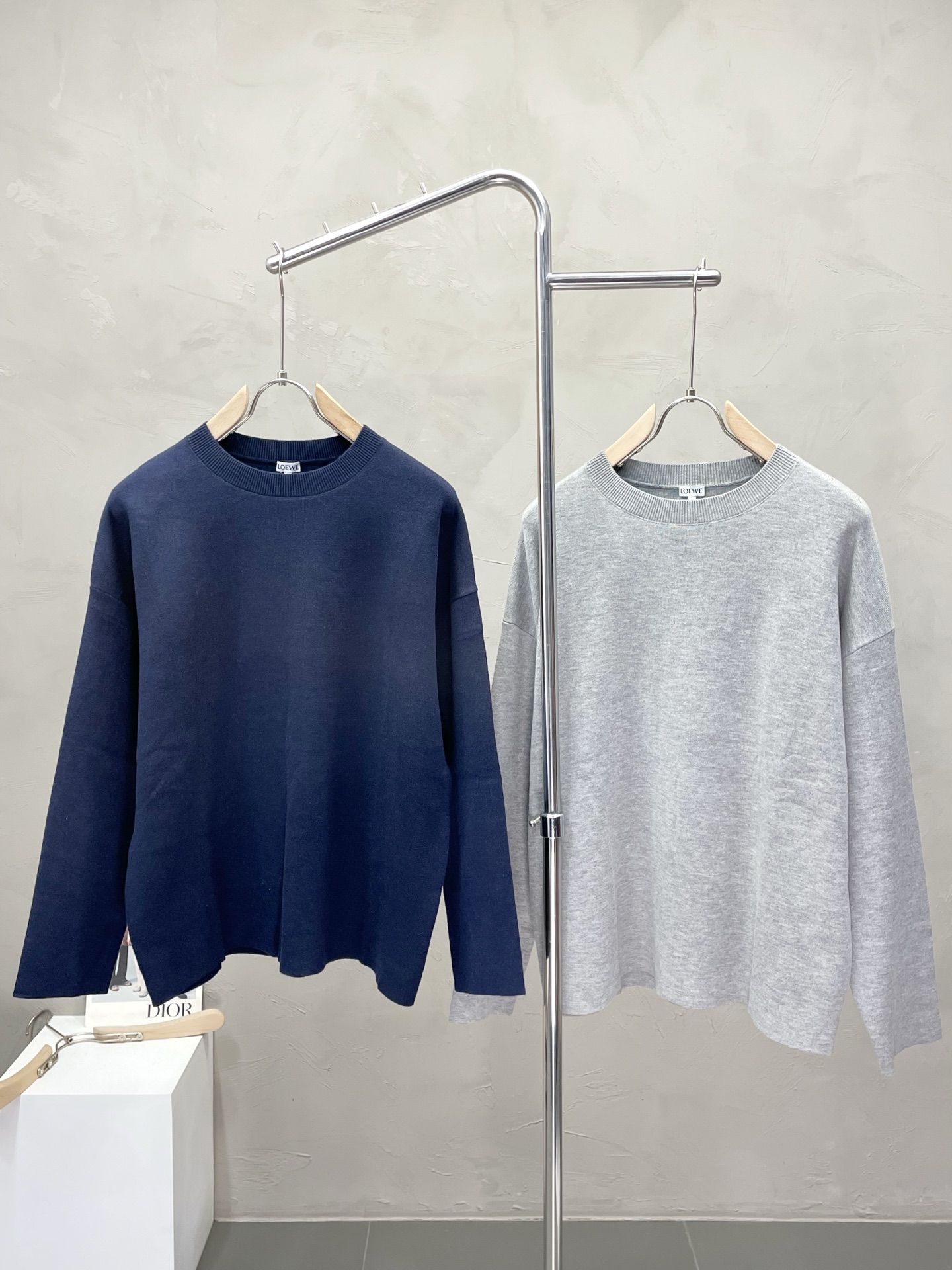 NO:524918,.LOEWE exclusively offers the latest fashionable sweaters. Classic design and jackets with great looks. The quality is even more difficult to pick and control. You can buy it directly. You can’t get it wrong! Through the detailed pictures, you can feel its powerful aura, and the warm-concentration effect is significant, so you don’t have to worry about the chill at all! It is both fashionable and functional, and the whole style looks more luxurious and elegant! Size 48-52, loewe, loewe, jackets & coats, sweaters, alexander wang19860909.LOEWE罗意威独家专供最新时尚毛衣 经典设计与颜值爆棚的外套,品质更是无法挑剔品控可以直接入手,不容过错的高端臻品！通过细节图片便可感受到它强悍的气场,聚温保暖效果显著,完全不用担心会有一点寒意！时尚与功能性兼备,整款显得更加的奢华大气！ 尺码48-52,,loewe,loewe,jackets & coats,sweaters,alexander wang,Men's clothing