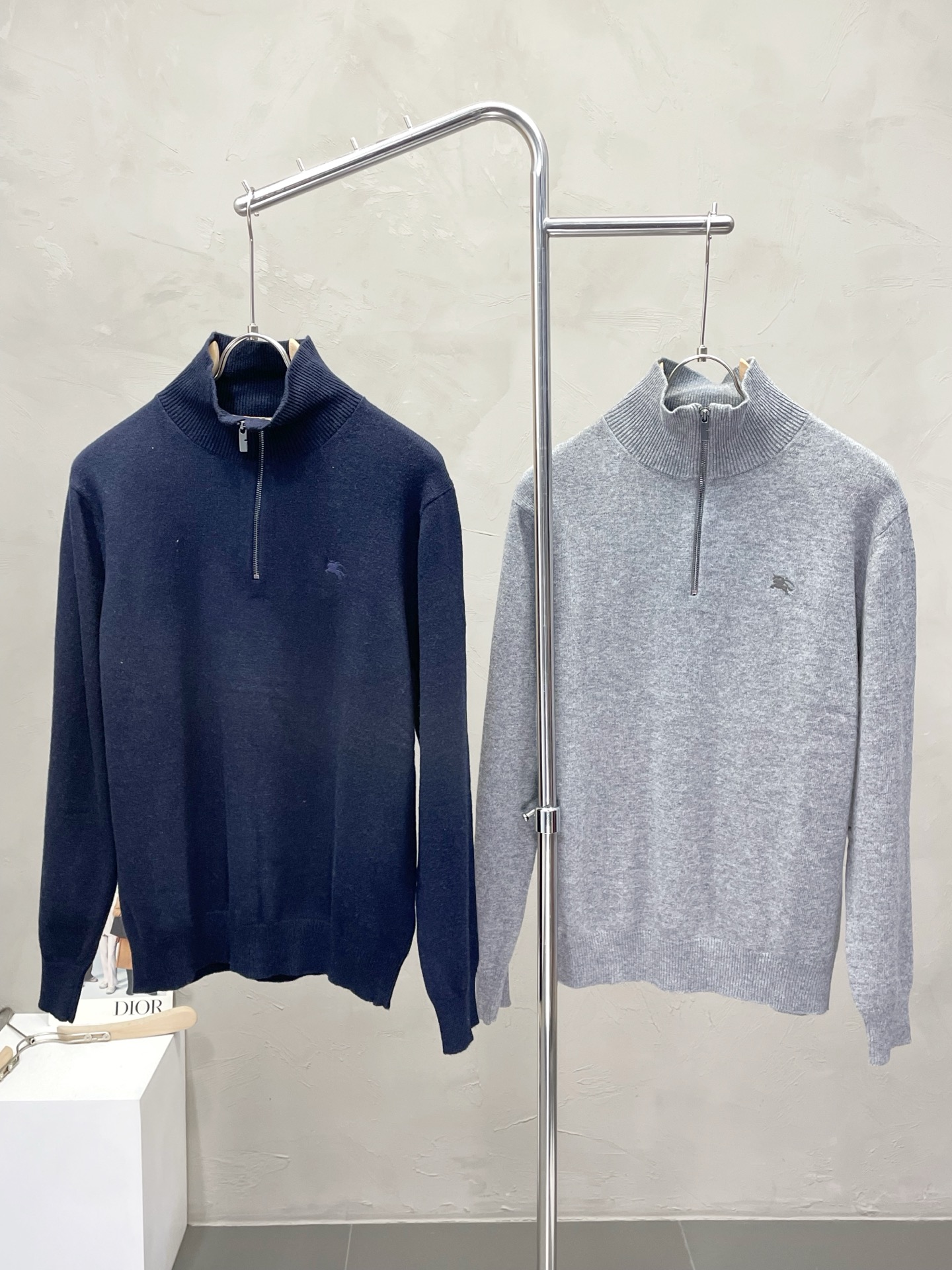 NO:524920,.Burberry exclusively offers the latest fashionable sweaters. Classic design and jackets with great looks. The quality is even more unscrupulous. You can buy it directly. You can't get it wrong! Through the detailed pictures, you can feel its powerful aura, and the warm-concentration effect is significant, so you don’t have to worry about the chill at all! It is both fashionable and functional, and the whole style looks more luxurious and elegant! Size S-XL, Burberry, Burberry, Jackets & coats, Sweaters, Alexander wang19860909.Burberry巴宝莉独家专供最新时尚毛衣 经典设计与颜值爆棚的外套,品质更是无法挑剔品控可以直接入手,不容过错的高端臻品！通过细节图片便可感受到它强悍的气场,聚温保暖效果显著,完全不用担心会有一点寒意！时尚与功能性兼备,整款显得更加的奢华大气！ 尺码S-XL,,burberry,burberry,jackets & coats,sweaters,alexander wang,Men's clothing