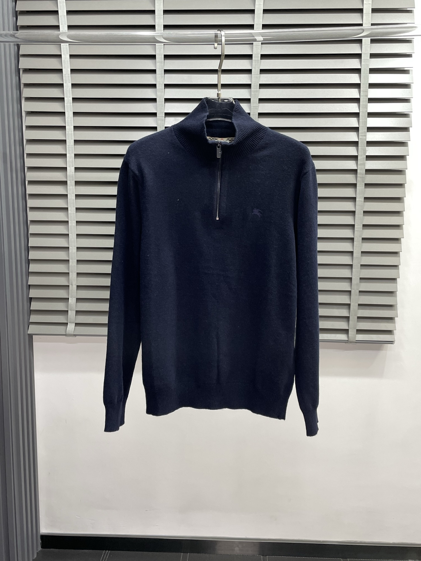 NO:530290,.Burberry exclusively offers the latest fashionable sweaters. Classic design and jackets with great looks. The quality is even more unscrupulous. You can buy it directly. You can't get it wrong! Through the detailed pictures, you can feel its powerful aura, and the warm-concentration effect is significant, so you don’t have to worry about the chill at all! It is both fashionable and functional, and the whole style looks more luxurious and elegant! Size S-XL, Burberry, Burberry, Jackets & coats, Sweaters, Alexander wang19860909.Burberry巴宝莉独家专供最新时尚毛衣 经典设计与颜值爆棚的外套,品质更是无法挑剔品控可以直接入手,不容过错的高端臻品！通过细节图片便可感受到它强悍的气场,聚温保暖效果显著,完全不用担心会有一点寒意！时尚与功能性兼备,整款显得更加的奢华大气！ 尺码S-XL,,burberry,burberry,jackets & coats,sweaters,alexander wang,Men's clothing