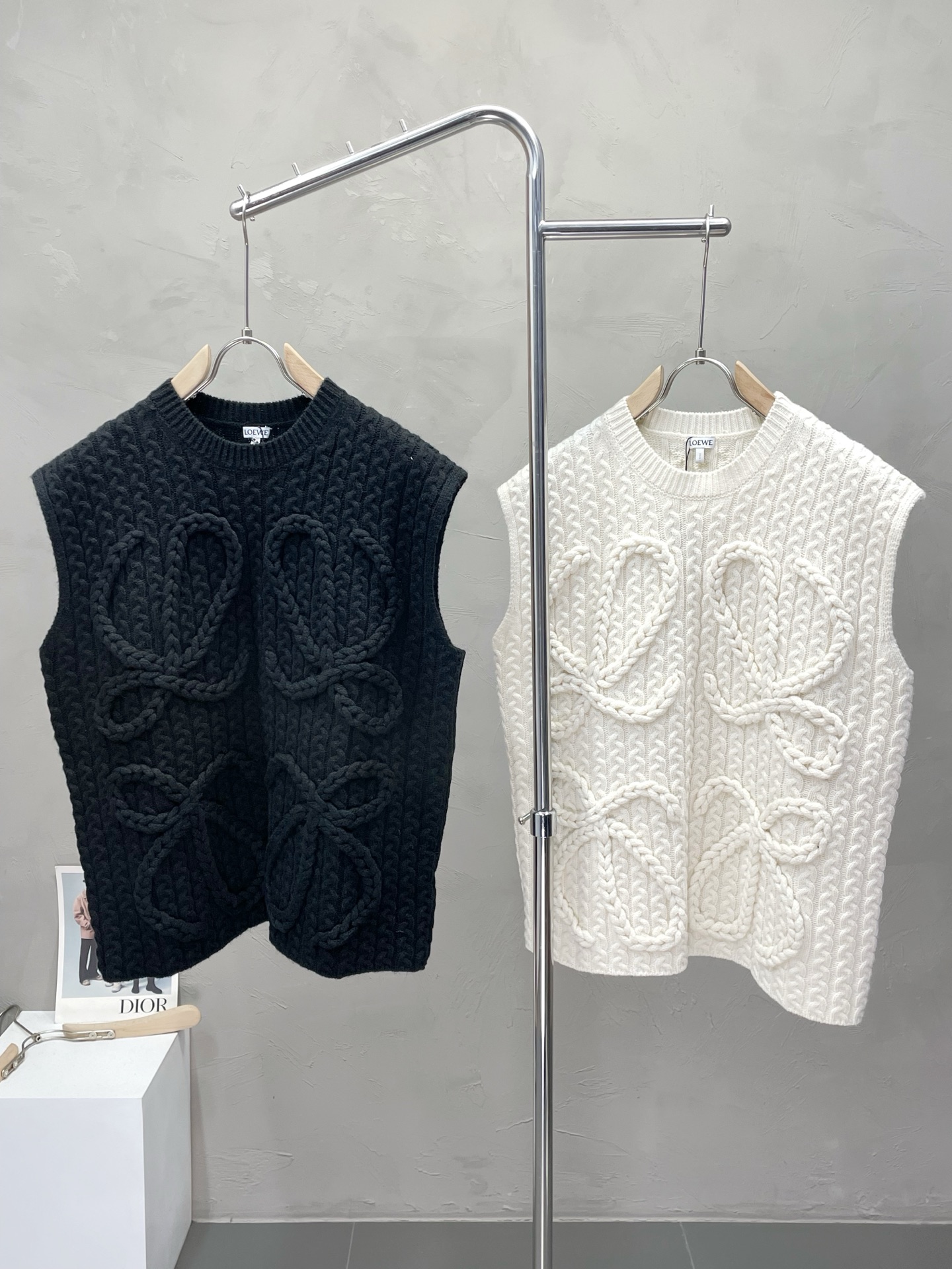 NO:524922,.LOEWE exclusively offers the latest fashion autumn and winter sweater vest, classic knitted logo wool vest, the quality is even more unscrupulous, high-end products that cannot be picked and controlled, and cannot be missed! Through the detailed pictures, you can feel its powerful aura, and the warm-concentration effect is significant, so you don’t have to worry about the chill at all! It is both fashionable and functional, and the whole style looks more luxurious and elegant! Size S-XL, loewe, loewe, sweaters, alexander wang19860909.LOEWE罗意威独家专供最新时尚秋冬毛衣背心 经典编织logo羊毛背心 品质更是无法挑剔品控可以直接入手,不容过错的高端臻品！通过细节图片便可感受到它强悍的气场,聚温保暖效果显著,完全不用担心会有一点寒意！时尚与功能性兼备,整款显得更加的奢华大气！ 尺码S-XL,,loewe,loewe,sweaters,alexander wang,Men's clothing