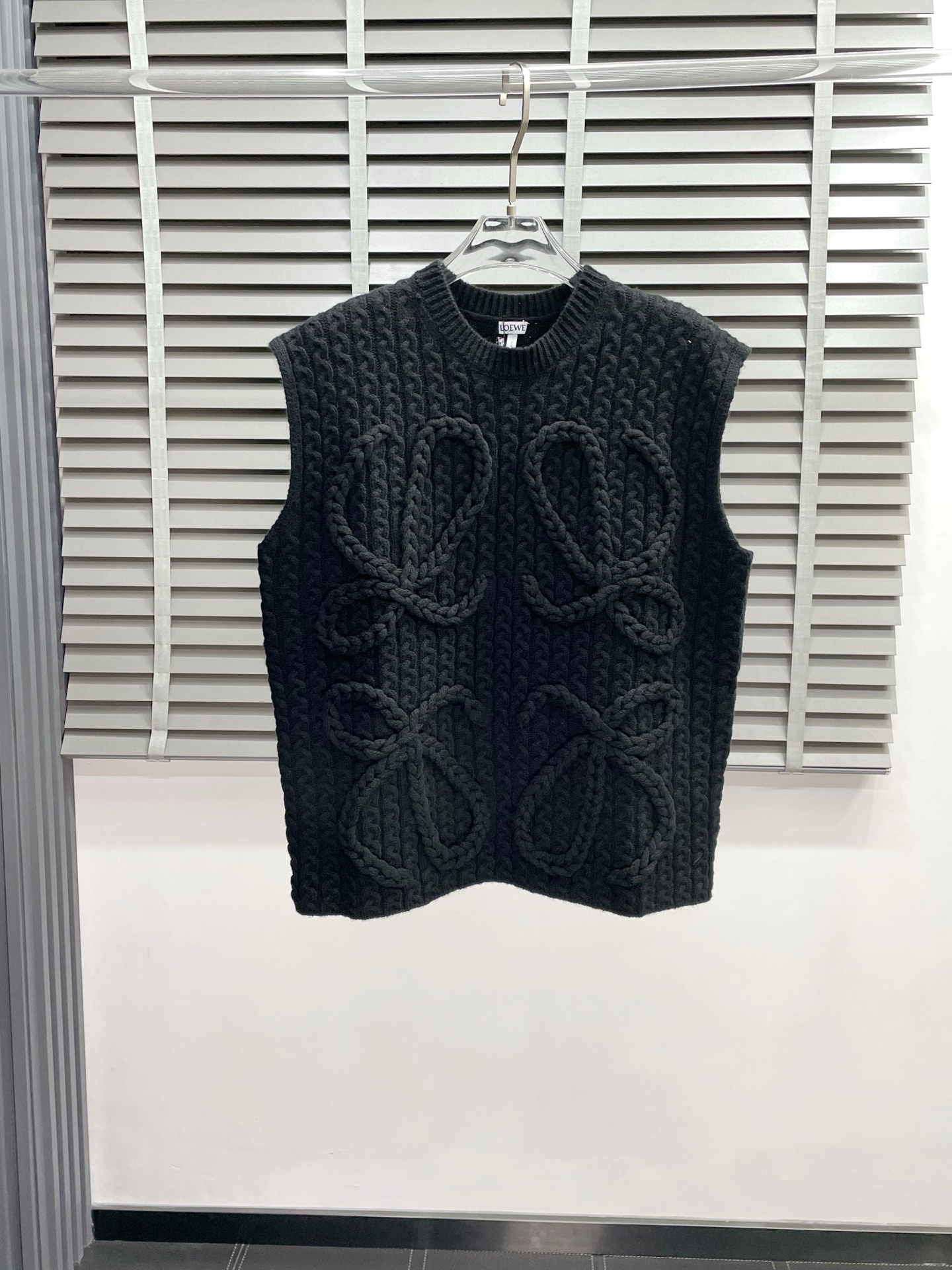 NO:531353,.LOEWE exclusively offers the latest fashion autumn and winter sweater vest, classic knitted logo wool vest, the quality is even more unscrupulous, high-end products that cannot be picked and controlled, and cannot be missed! Through the detailed pictures, you can feel its powerful aura, and the warm-concentration effect is significant, so you don’t have to worry about the chill at all! It is both fashionable and functional, and the whole style looks more luxurious and elegant! Size S-XL, loewe, loewe, sweaters, alexander wang19860909.LOEWE罗意威独家专供最新时尚秋冬毛衣背心 经典编织logo羊毛背心 品质更是无法挑剔品控可以直接入手,不容过错的高端臻品！通过细节图片便可感受到它强悍的气场,聚温保暖效果显著,完全不用担心会有一点寒意！时尚与功能性兼备,整款显得更加的奢华大气！ 尺码S-XL,,loewe,loewe,sweaters,alexander wang,Men's clothing
