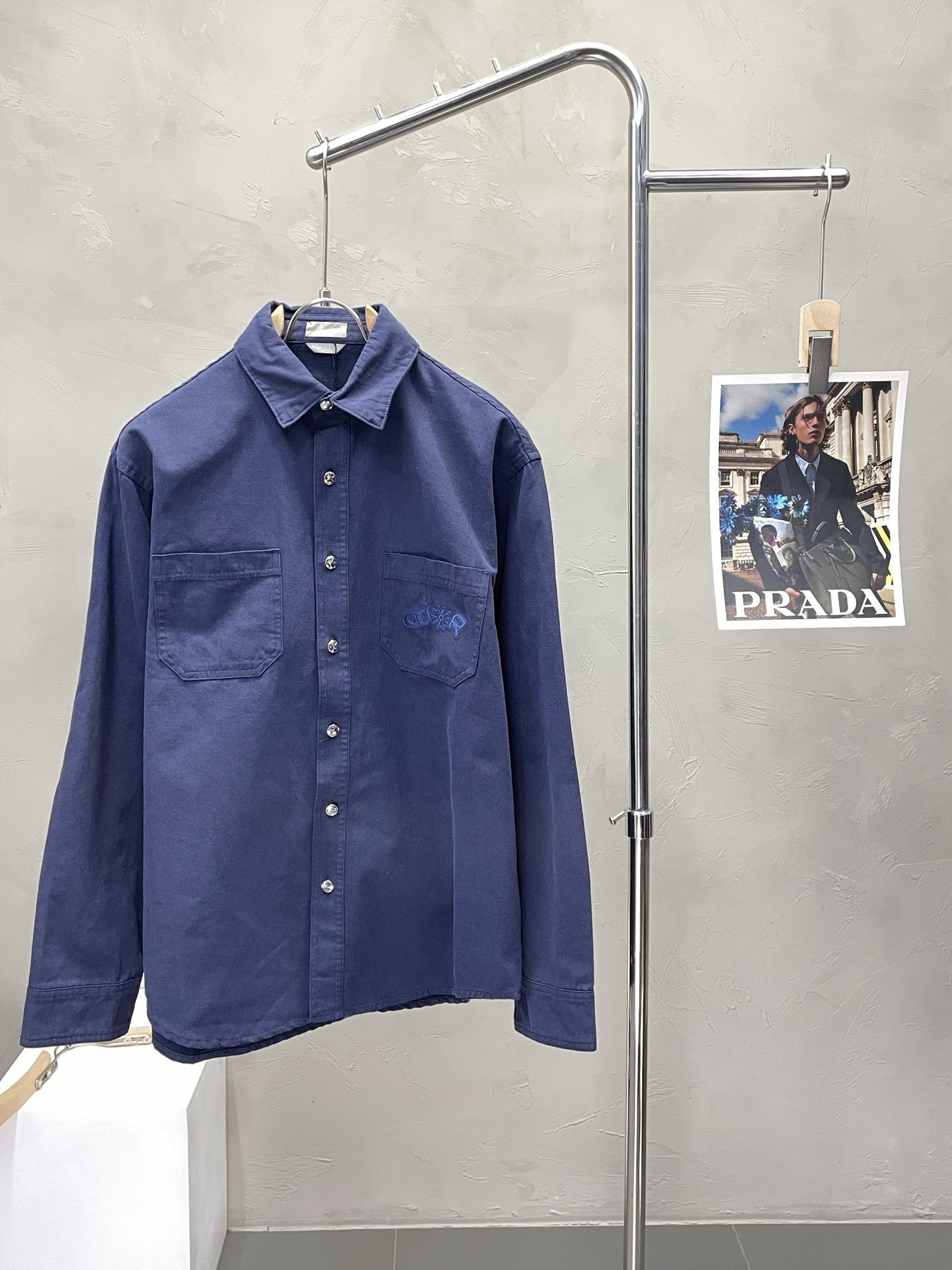 NO:524926,.Dior exclusively offers the latest fashionable shirts, chest embroidered logo patterns, quality is even more unscrupulous, high-end products that cannot be picked and quality control can be purchased directly, and cannot be missed! Through the detailed pictures, you can feel its powerful aura, and the warm-concentration effect is significant, so you don’t have to worry about the chill at all! It is both fashionable and functional, and the whole style looks more luxurious and elegant! Size 38-41,,dior,dior,shirts,alexander wang19860909.Dior迪奥独家专供最新时尚衬衫 胸口刺绣logo图案 品质更是无法挑剔品控可以直接入手,不容过错的高端臻品！通过细节图片便可感受到它强悍的气场,聚温保暖效果显著,完全不用担心会有一点寒意！时尚与功能性兼备,整款显得更加的奢华大气！ 尺码38-41,,dior,dior,shirts,alexander wang,Men's clothing