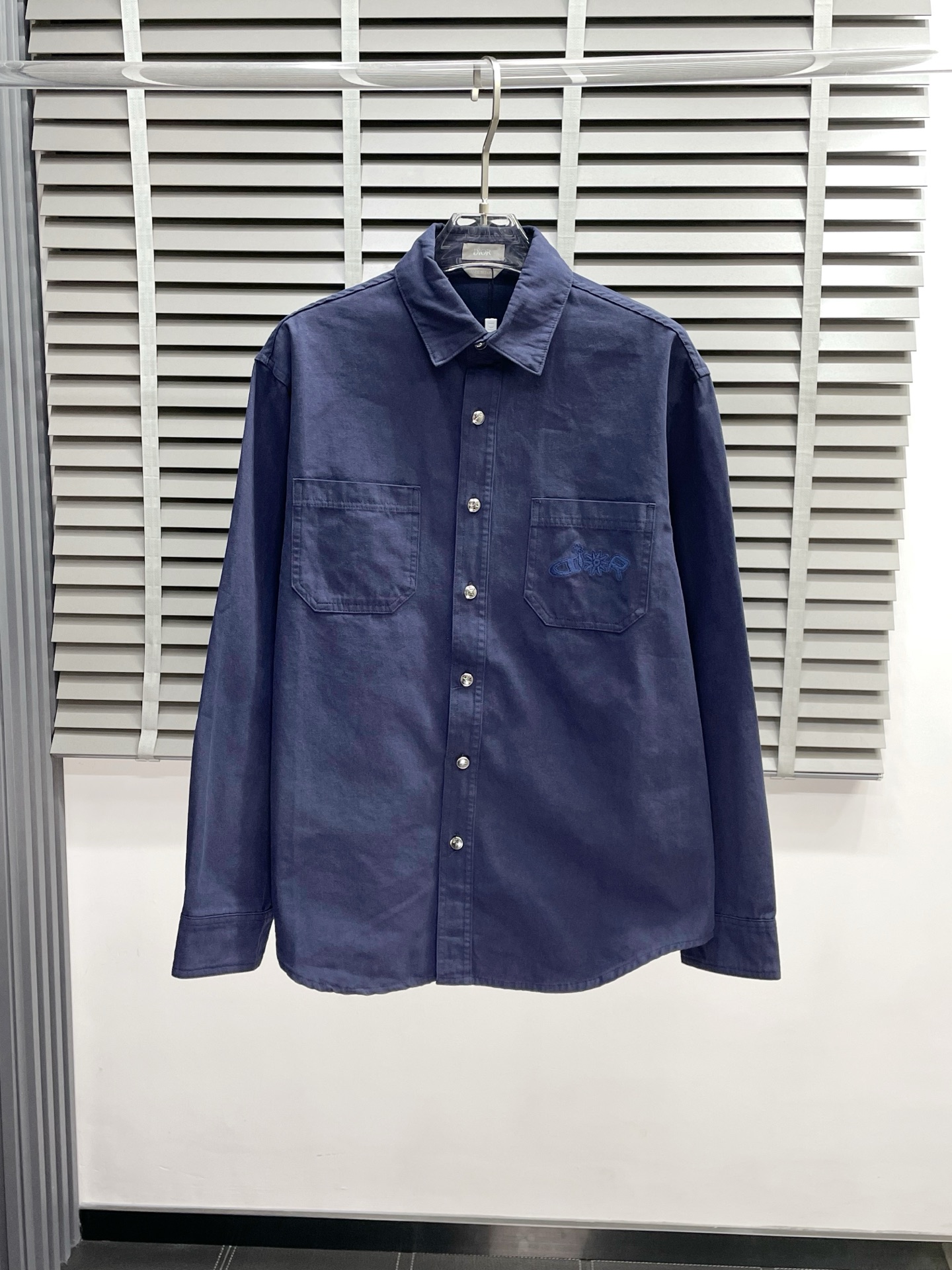 NO:531351,.Dior exclusively offers the latest fashionable shirts, chest embroidered logo patterns, quality is even more unscrupulous, high-end products that cannot be picked and quality control can be purchased directly, and cannot be missed! Through the detailed pictures, you can feel its powerful aura, and the warm-concentration effect is significant, so you don’t have to worry about the chill at all! It is both fashionable and functional, and the whole style looks more luxurious and elegant! Size 38-41,,dior,dior,shirts,alexander wang19860909.Dior迪奥独家专供最新时尚衬衫 胸口刺绣logo图案 品质更是无法挑剔品控可以直接入手,不容过错的高端臻品！通过细节图片便可感受到它强悍的气场,聚温保暖效果显著,完全不用担心会有一点寒意！时尚与功能性兼备,整款显得更加的奢华大气！ 尺码38-41,,dior,dior,shirts,alexander wang,Men's clothing