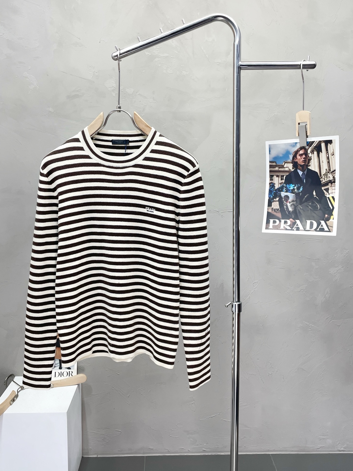 NO:524916,.Prada exclusively offers the latest fashionable sweaters, letter embroidered color-blocked striped wool sweaters. The quality is even more unscrupulous. You can buy it directly, which is not to be mistaken for high-end products! Through the detailed pictures, you can feel its powerful aura, and the warm-concentration effect is significant, so you don’t have to worry about the chill at all! It is both fashionable and functional, and the whole style looks more luxurious and elegant! Size M-2XL, prada, prada, sweaters, alexander wang19860909.Prada普拉达独家专供最新时尚毛衣 字母刺绣拼色条纹羊毛针织衫 品质更是无法挑剔品控可以直接入手,不容过错的高端臻品！通过细节图片便可感受到它强悍的气场,聚温保暖效果显著,完全不用担心会有一点寒意！时尚与功能性兼备,整款显得更加的奢华大气！ 尺码M-2XL,,prada,prada,sweaters,alexander wang,Men's clothing