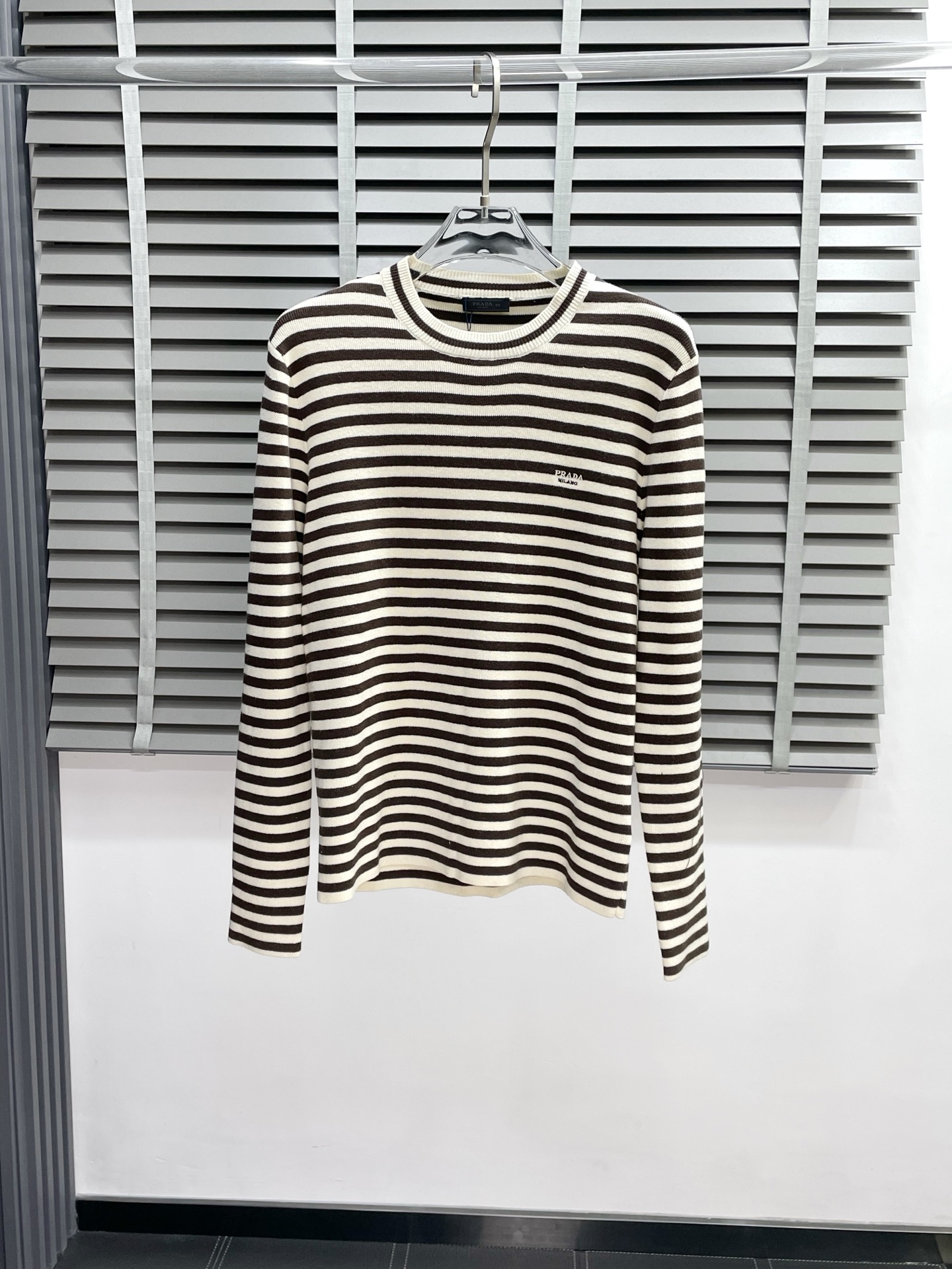 NO:531349,.Prada exclusively offers the latest fashionable sweaters, letter embroidered color-blocked striped wool sweaters. The quality is even more unscrupulous. You can buy it directly, which is not to be mistaken for high-end products! Through the detailed pictures, you can feel its powerful aura, and the warm-concentration effect is significant, so you don’t have to worry about the chill at all! It is both fashionable and functional, and the whole style looks more luxurious and elegant! Size M-2XL, prada, prada, sweaters, alexander wang19860909.Prada普拉达独家专供最新时尚毛衣 字母刺绣拼色条纹羊毛针织衫 品质更是无法挑剔品控可以直接入手,不容过错的高端臻品！通过细节图片便可感受到它强悍的气场,聚温保暖效果显著,完全不用担心会有一点寒意！时尚与功能性兼备,整款显得更加的奢华大气！ 尺码M-2XL,,prada,prada,sweaters,alexander wang,Men's clothing