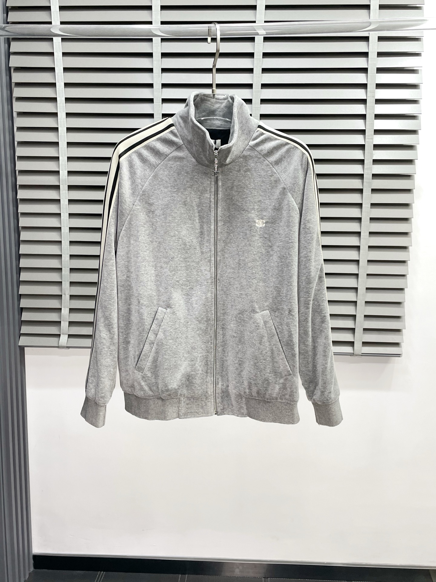 NO:531347,Tops and trousers.CELINE exclusively provides the new counter-same sports suit. Arc de Triomphe embroidered jacket sports suit. The same breathable, comfortable and casual velvet mist cotton forged, full of high-end details and high-end, with impeccable workmanship!  The original high-end fabric looks high-end!  The fabric is soft, delicate and smooth, neat and stylish. S-XL, celine, celine, jackets & coats, alexander wang19860909上衣、长裤.CELINE赛琳独家专供新款专柜同款运动套装 凯旋门刺绣夹克运动套装男女同款透气舒适休闲生绒雾棉锻高级感满满细节精致高档,做工无可挑剔！原版高端面料很显高级！面料柔软细腻柔滑 利落有型.码数S-XL,,celine,celine,jackets & coats,alexander wang,Men's clothing