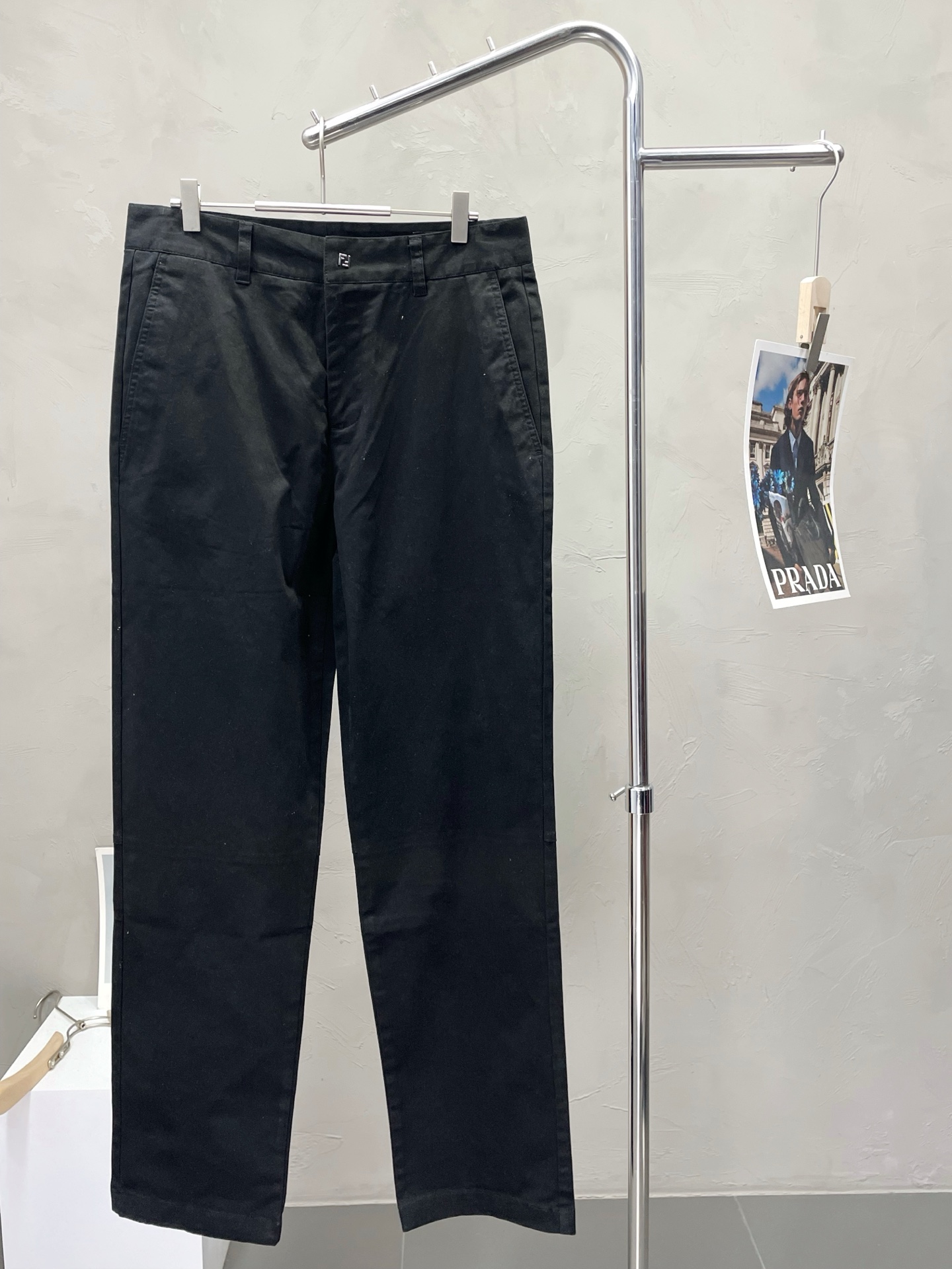 NO:524912,.FENDI exclusively offers new casual pants, high-end version!  Customized fabrics for counters are breathable and comfortable, with impeccable details, and the brand element design concept reflects high quality. The feel is delicate and soft!  It is casually cut, with a great upper body style!  S-XL, fendi, fendi, alexander wang19860909.FENDI芬迪独家专供新款休闲裤 高端版本！专柜定制面料 透气舒适度高,细节无可挑剔,品牌元素设计理念,体现高品质.手感细腻柔软！呈现休闲裁剪,上身版型超赞！码数S-XL,,fendi,fendi,alexander wang,Men's clothing