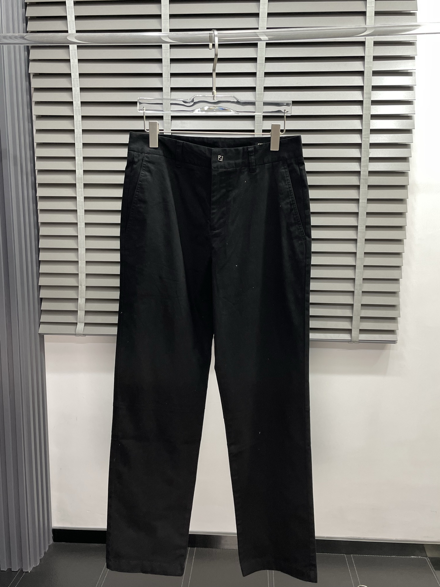 NO:531346,.FENDI exclusively offers new casual pants, high-end version!  Customized fabrics for counters are breathable and comfortable, with impeccable details, and the brand element design concept reflects high quality. The feel is delicate and soft!  It is casually cut, with a great upper body style!  S-XL, fendi, fendi, alexander wang19860909.FENDI芬迪独家专供新款休闲裤 高端版本！专柜定制面料 透气舒适度高,细节无可挑剔,品牌元素设计理念,体现高品质.手感细腻柔软！呈现休闲裁剪,上身版型超赞！码数S-XL,,fendi,fendi,alexander wang,Men's clothing