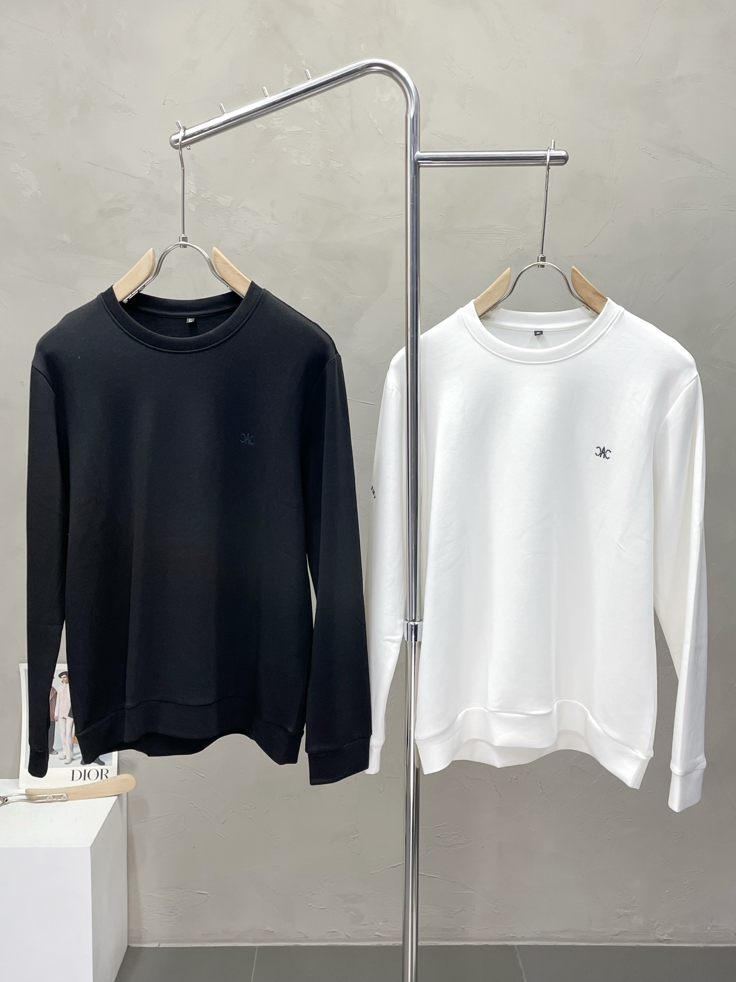 NO:529462,.CHANEL Chanel exclusively offers new original single men's casual sweatshirts, high-end customization, high-end version, fashionable and versatile imported fabric, super soft and delicate, skin-friendly and comfortable to wear, high-end boutique, OEM, fine production, very good for the upper body, men's essential items, three standards, 50-58,,chanel,chanel,hoodie, sweatshirts, alexander wang19860909.CHANEL香奈儿独家专供新款原单男士休闲卫衣 高端定制 高端版本 时尚百搭爆款进口面料 手感超柔软细腻 穿着亲肤舒适 高端精品 代工厂精细做上身非常赞 男士必备单品 三标齐全 码数50-58,,chanel,chanel,hoodie,sweatshirts,alexander wang,Men's clothing