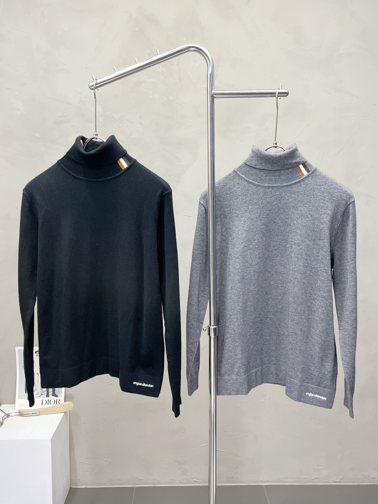 NO:530318,.Moncler mask exclusively offers new original single men's casual sweater, high-end customization, high-end version, fashionable and versatile imported fabric, super soft and delicate, skin-friendly and comfortable to wear, high-end boutique, OEM factory fine-made top body, very good, men's essential items, three standards, 50-58,,Moncler, sweaters, alexander wang19860909.Moncler蒙口独家专供新款原单男士休闲毛衣 高端定制 高端版本 时尚百搭爆款进口面料 手感超柔软细腻 穿着亲肤舒适 高端精品 代工厂精细做上身非常赞 男士必备单品 三标齐全 码数50-58,,Moncler,sweaters,alexander wang,Men's clothing