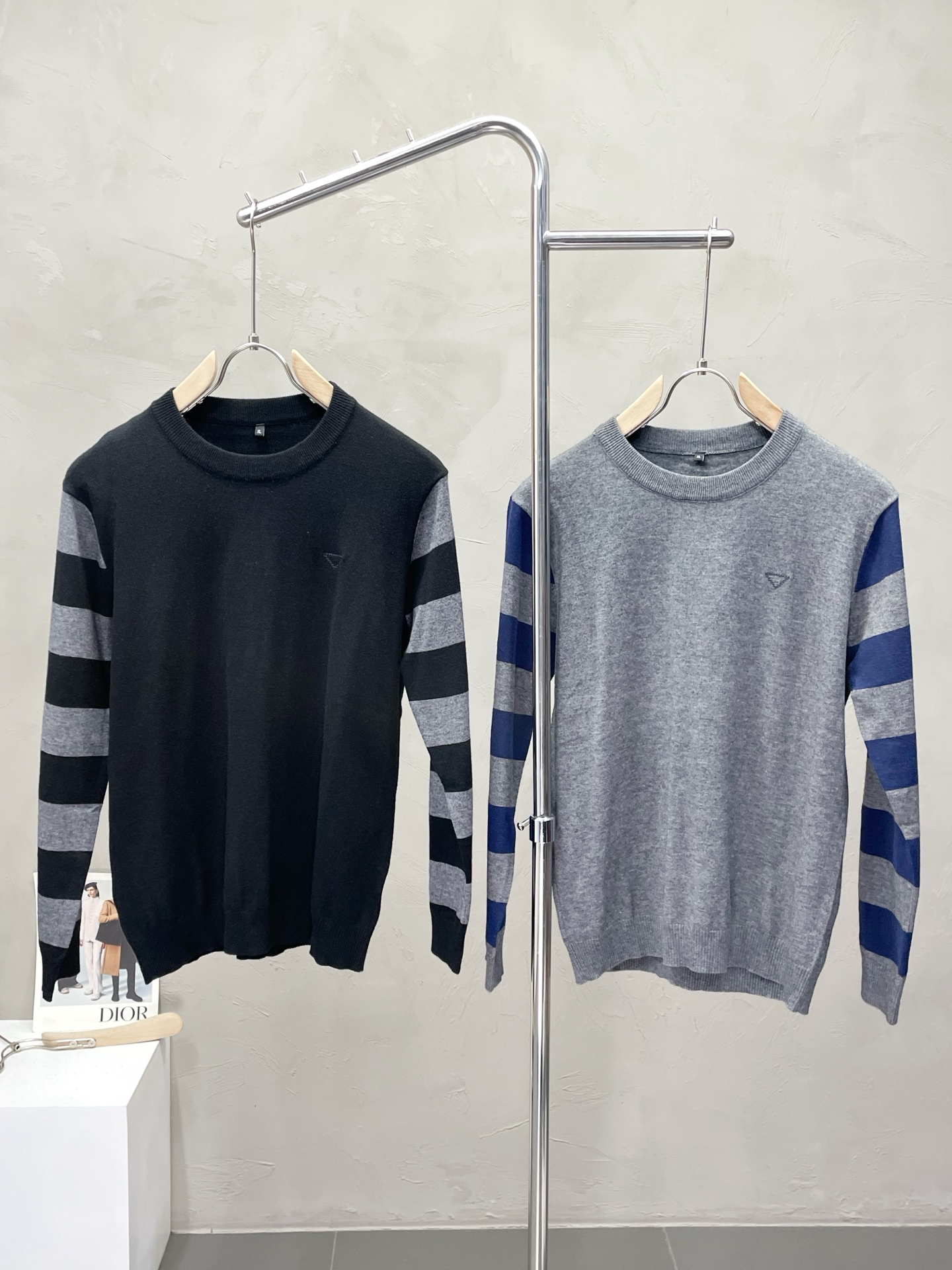 NO:531344,.Prada exclusively offers new original single men's casual sweater, high-end customization, high-end version, fashionable and versatile imported fabric, super soft and delicate, skin-friendly and comfortable to wear, high-end boutique, OEM, fine-made top body, very good, men's essential items, three standards, 50-58,,prada,prada,sweaters,alexander wang19860909.Prada普拉达独家专供新款原单男士休闲毛衣 高端定制 高端版本 时尚百搭爆款进口面料 手感超柔软细腻 穿着亲肤舒适 高端精品 代工厂精细做上身非常赞 男士必备单品 三标齐全 码数50-58,,prada,prada,sweaters,alexander wang,Men's clothing