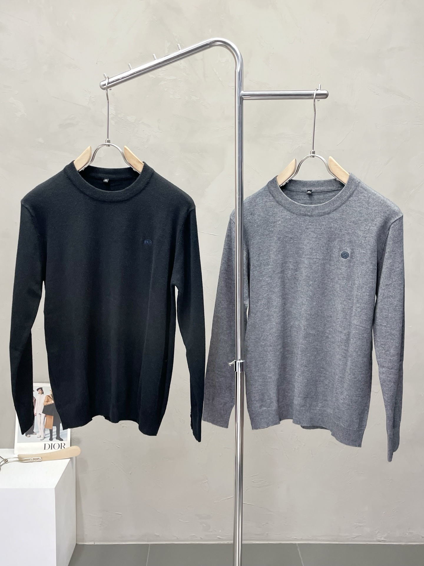 NO:528145,.ARMANI Armani exclusively offers new original single men's casual sweater, high-end customization, high-end version, fashionable and versatile imported fabric, super soft and delicate, skin-friendly and comfortable to wear, high-end boutique, OEM, fine production, very good for the upper body, men's essential items, three standards, 50-58,,armani,armani,sweaters,alexander wang19860909.ARMANI阿玛尼独家专供新款原单男士休闲毛衣 高端定制 高端版本 时尚百搭爆款进口面料 手感超柔软细腻 穿着亲肤舒适 高端精品 代工厂精细做上身非常赞 男士必备单品 三标齐全 码数50-58,,armani,armani,sweaters,alexander wang,Men's clothing