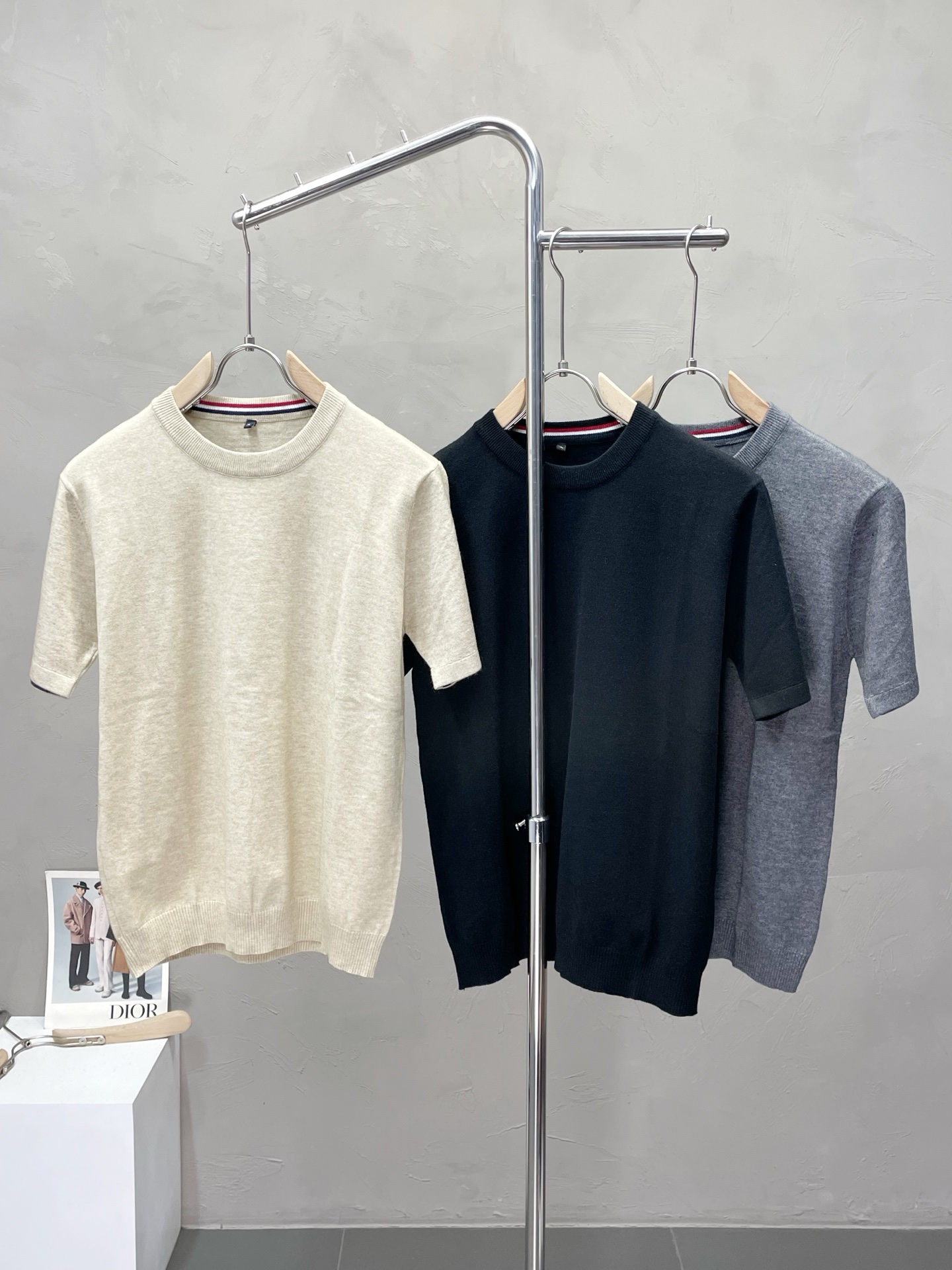 NO:524919,.Moncler mask exclusively provides new original single men's casual knitted sweater short sleeves. High-end customization. High-end version. Fashionable and versatile imported fabric. Super soft and delicate touch. Comfortable skin-friendly and comfortable to wear. High-end boutique. OEM is very good at making the upper body. Men's essential items. Complete three standards. Number of 50-58.,Moncler, sweaters, T-shirt, alexander wang.19860909.Moncler蒙口独家专供新款原单男士休闲针织毛衣短袖 高端定制 高端版本 时尚百搭爆款进口面料 手感超柔软细腻 穿着亲肤舒适 高端精品 代工厂精细做上身非常赞 男士必备单品 三标齐全 码数50-58,,Moncler,sweaters,T-shirt,alexander wang,Men's clothing