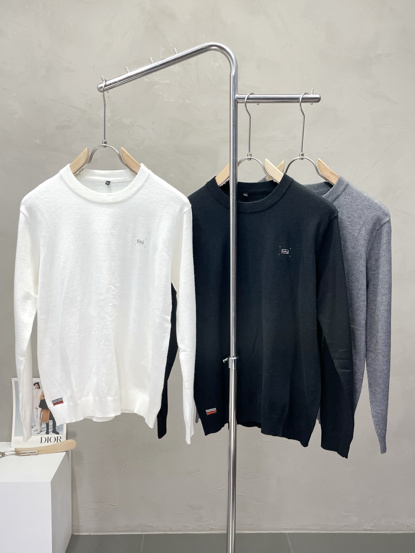 NO:529451,.FERRAGAMO exclusively offers new original single men's casual sweater, high-end customization, high-end version, fashionable and versatile imported fabric, super soft and delicate, skin-friendly and comfortable to wear, high-end boutique, OEM, fine-made top body, very good, men's essential items, three standards, 50-58,,ferragamo,ferragamo,sweaters,alexander wang19860909.FERRAGAMO菲拉格慕独家专供新款原单男士休闲毛衣 高端定制 高端版本 时尚百搭爆款进口面料 手感超柔软细腻 穿着亲肤舒适 高端精品 代工厂精细做上身非常赞 男士必备单品 三标齐全 码数50-58,,ferragamo,ferragamo,sweaters,alexander wang,Men's clothing