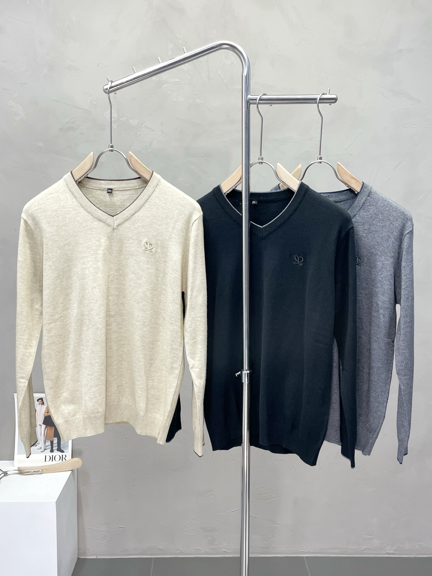 NO:528160,.Loewe exclusively offers new original single men's casual sweater, high-end customization, high-end version, fashionable and versatile imported fabric, super soft and delicate, skin-friendly and comfortable to wear, high-end boutique, OEM factory fine-made top body, very good, men's essential items, three standards, 50-58,,loewe,loewe, sweaters, alexander wang19860909.Loewe罗意威独家专供新款原单男士休闲毛衣 高端定制 高端版本 时尚百搭爆款进口面料 手感超柔软细腻 穿着亲肤舒适 高端精品 代工厂精细做上身非常赞 男士必备单品 三标齐全 码数50-58,,loewe,loewe,sweaters,alexander wang,Men's clothing