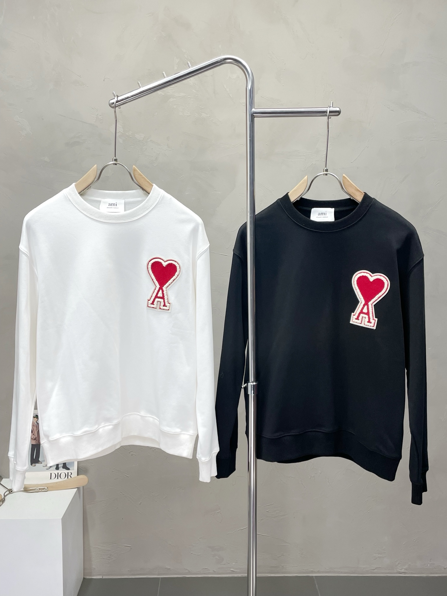 NO:531330,.AMI Amy exclusively offers the latest fashionable sweatshirts, a jacket with a classic design and great appearance. The quality is even more unscrupulous. You can buy it directly. You can't get it wrong! Through the detailed pictures, you can feel its powerful aura, and the warm-concentration effect is significant, so you don’t have to worry about the chill at all! It is both fashionable and functional, and the whole style looks more luxurious and elegant! Size S-2XL, amiri, hoodie, sweatshirts, jackets & coats, alexander wang19860909.AMI艾米独家专供最新时尚卫衣,经典设计感与颜值爆棚的外套,品质更是无法挑剔品控可以直接入手,不容过错的高端臻品！通过细节图片便可感受到它强悍的气场,聚温保暖效果显著,完全不用担心会有一点寒意！时尚与功能性兼备,整款显得更加的奢华大气！ 尺码S-2XL,,amiri,hoodie,sweatshirts,jackets & coats,alexander wang,Men's clothing