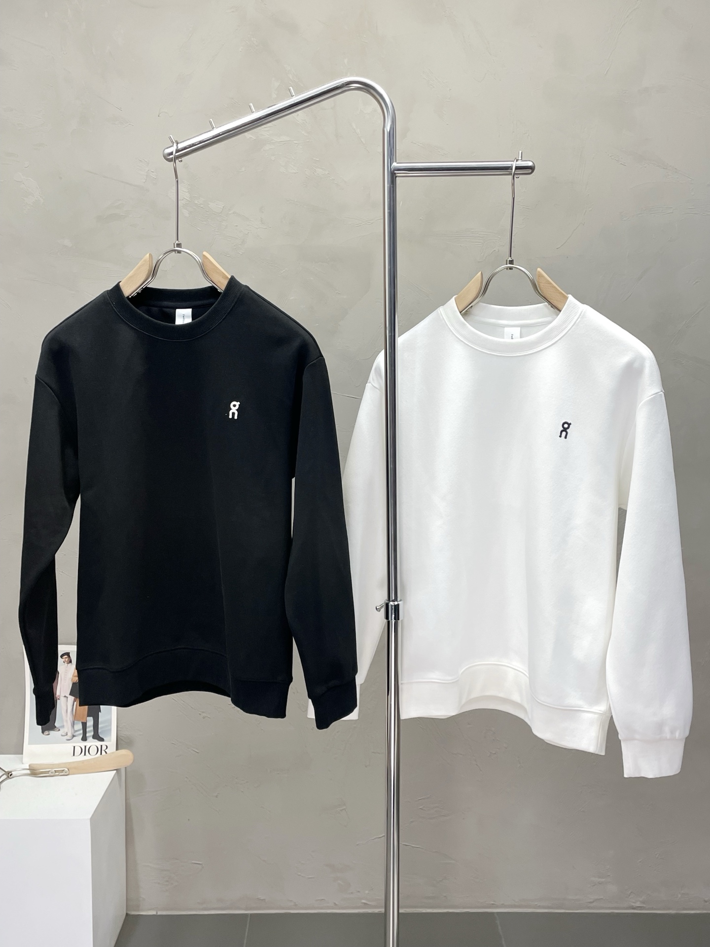 NO:524905,.LOEWE exclusively provides the latest fashionable sweatshirts, a jacket with a classic design and great appearance. The quality is even more unscrupulous. You can buy it directly. You can't get it wrong! Through the detailed pictures, you can feel its powerful aura, and the warm-concentration effect is significant, so you don’t have to worry about the chill at all! It is both fashionable and functional, and the whole style looks more luxurious and elegant! Size M-3XL, loewe, loewe, hoodie, sweatshirts, jackets & coats, alexander wang19860909.LOEWE罗意威独家专供最新时尚卫衣,经典设计感与颜值爆棚的外套,品质更是无法挑剔品控可以直接入手,不容过错的高端臻品！通过细节图片便可感受到它强悍的气场,聚温保暖效果显著,完全不用担心会有一点寒意！时尚与功能性兼备,整款显得更加的奢华大气！ 尺码M-3XL,,loewe,loewe,hoodie,sweatshirts,jackets & coats,alexander wang,Men's clothing