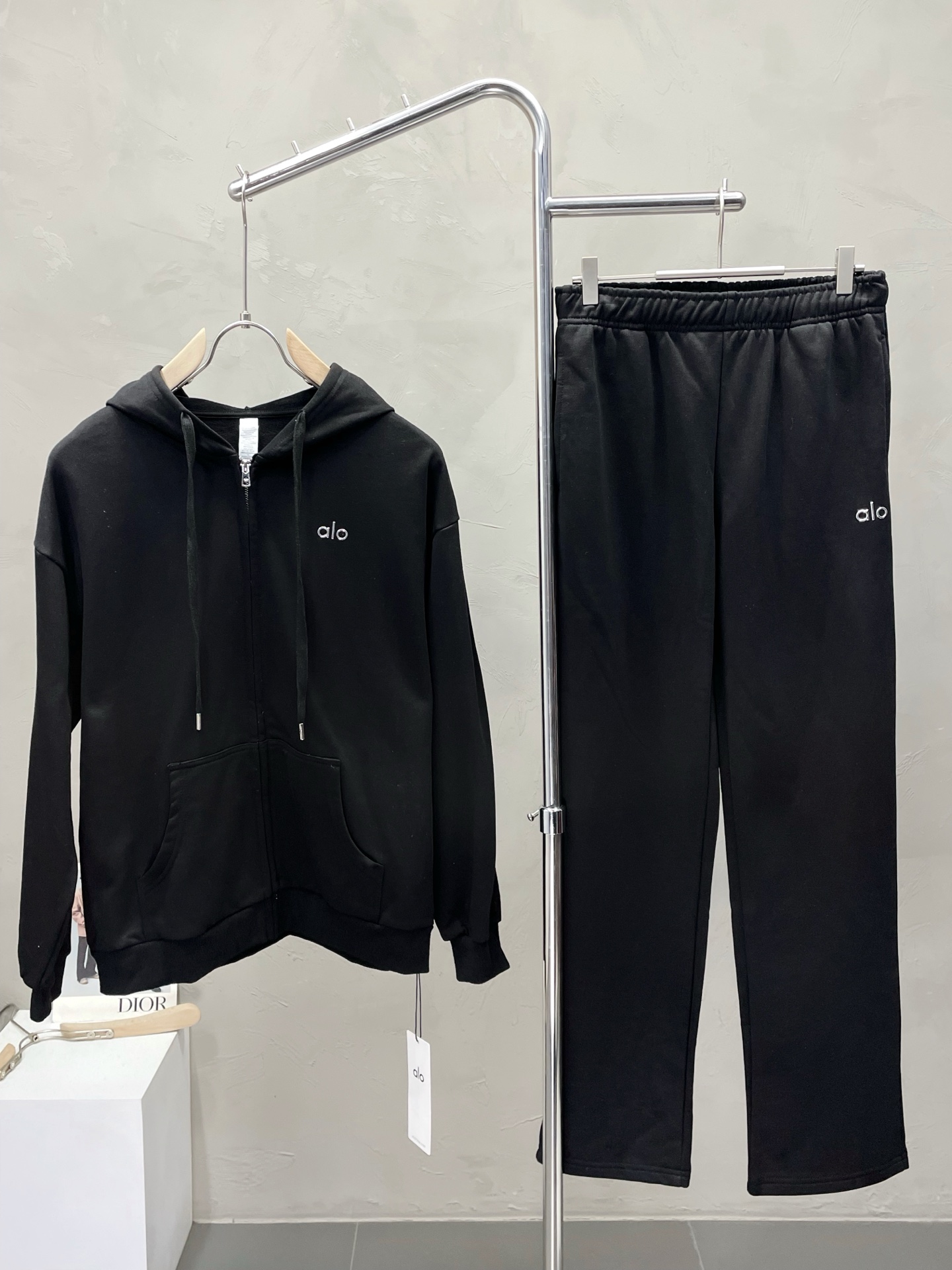 NO:524921,Tops and pants.ALO YOGA exclusively offers the same sports suit for the new counter, full of high-end feel!  The details are exquisite and high-end, and the workmanship is impeccable!  Imported fabrics are three-dimensional, exquisite and delicate. The original high-end double-sided jersey fabrics are very high-end!  Original zipper!  The fabric is crisp, wrinkle-resistant, wear-resistant, moisture absorption, quick drying and breathable, neat and stylish. The code number XS-XL, alexander wang19860909上衣、裤子.ALO YOGA独家专供新款专柜同款运动套装,高级感满满！细节精致高档,做工无可挑剔！进口面料 立体精致细腻.原版高端双面平纹针织面料很显高级！原版拉链！面料挺括抗皱耐磨,吸湿速干透气,利落有型.码数XS-XL,,alexander wang,Men's clothing