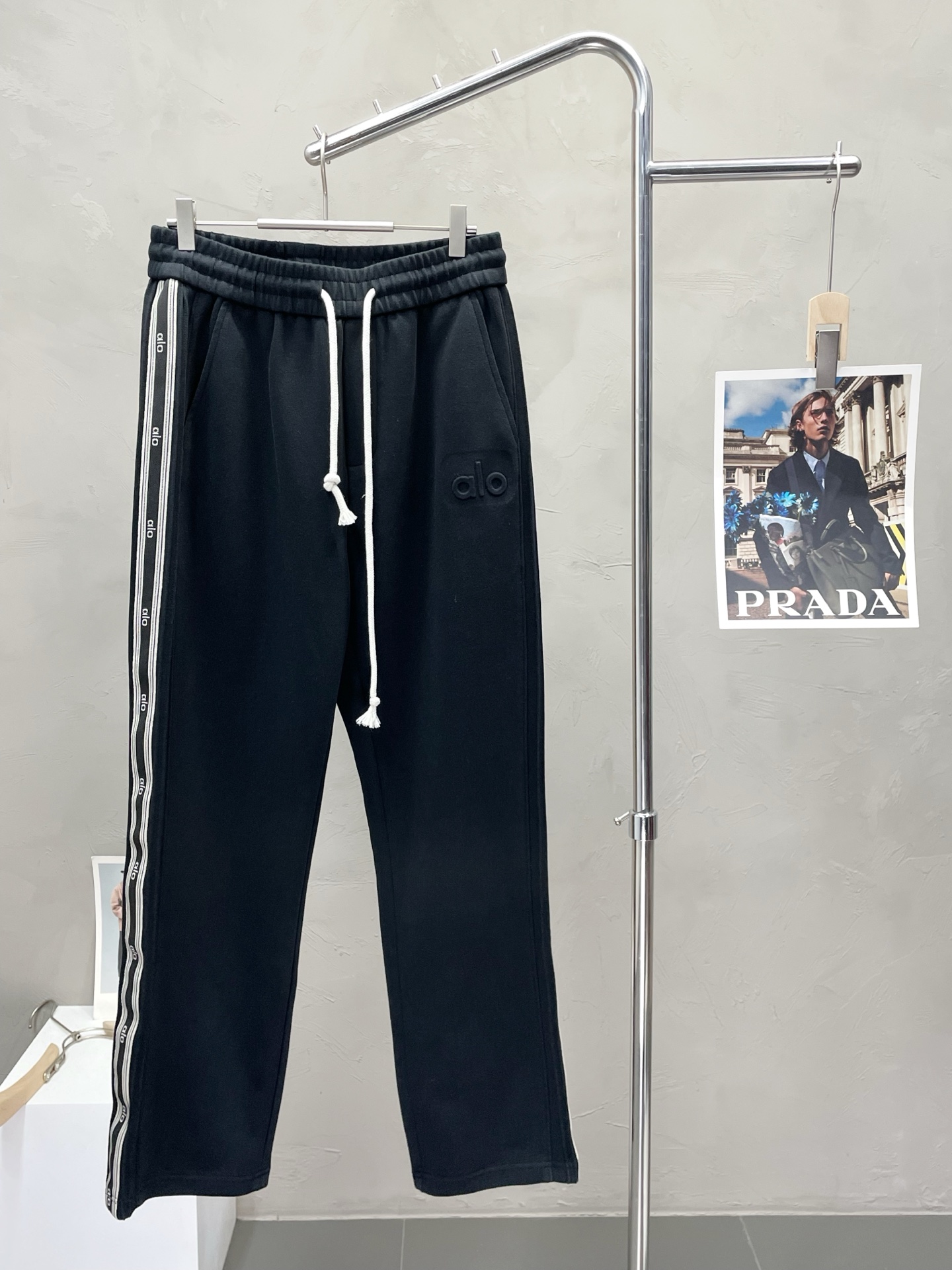 NO:524895,.ALO YOGA exclusively offers new casual pants high-end version!  Customized fabrics for counters are breathable and comfortable, with impeccable details, and the brand element design concept reflects high quality. The feel is delicate and soft!  It is casually cut, with a great upper body style!  Number of codes: M-4XL, alexander wang19860909.ALO YOGA独家专供新款休闲裤 高端版本！专柜定制面料 透气舒适度高,细节无可挑剔,品牌元素设计理念,体现高品质.手感细腻柔软！呈现休闲裁剪,上身版型超赞！码数: M-4XL,,alexander wang,Men's clothing