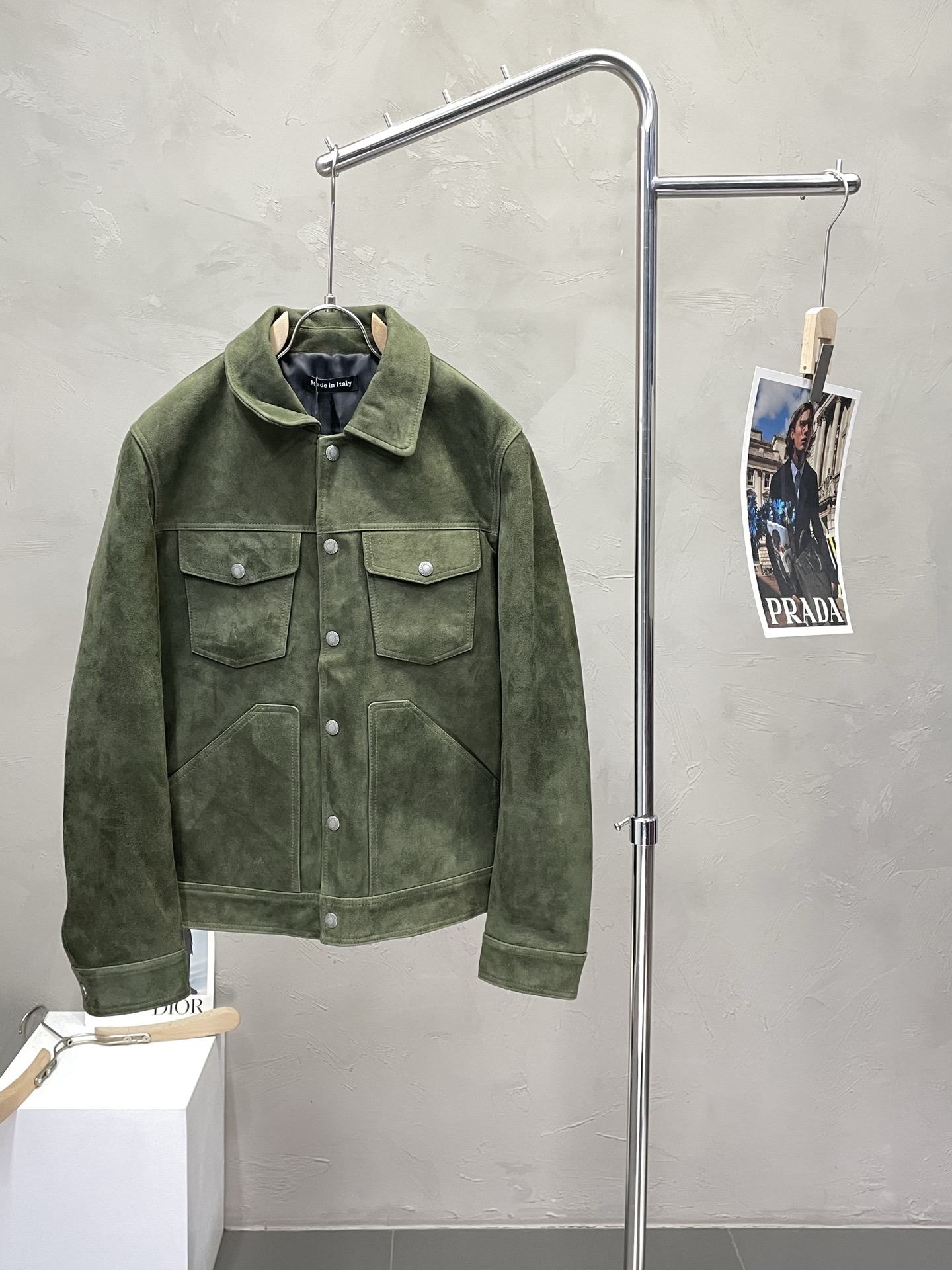 NO:531359,.Leather Jacket-TOM FORT Tom Ford exclusively offers the latest leather jackets, solid color wool sheepskin leather jackets, classic design and beautiful leather jackets, imported leather fabrics, quality that cannot be picked and quality control can be purchased directly, and high-end products that cannot be missed! Through the detailed pictures, you can feel its powerful aura, and the warm-concentration effect is significant, so you don’t have to worry about the chill at all! It is both fashionable and functional, and the whole style looks more luxurious and elegant! Size M-3XL,,tom ford,jackets & coats,leather jacket,sheepskin,alexander wang19860909.皮衣-TOM FORT汤姆福特独家专供最新皮衣外套 纯色翻毛羊皮皮衣外套 经典设计与颜值爆棚的皮衣 进口皮面料 品质更是无法挑剔品控可以直接入手,不容过错的高端臻品！通过细节图片便可感受到它强悍的气场,聚温保暖效果显著,完全不用担心会有一点寒意！时尚与功能性兼备,整款显得更加的奢华大气！ 尺码M-3XL,,tom ford,jackets & coats,leather jacket,sheepskin,alexander wang,Men's clothing