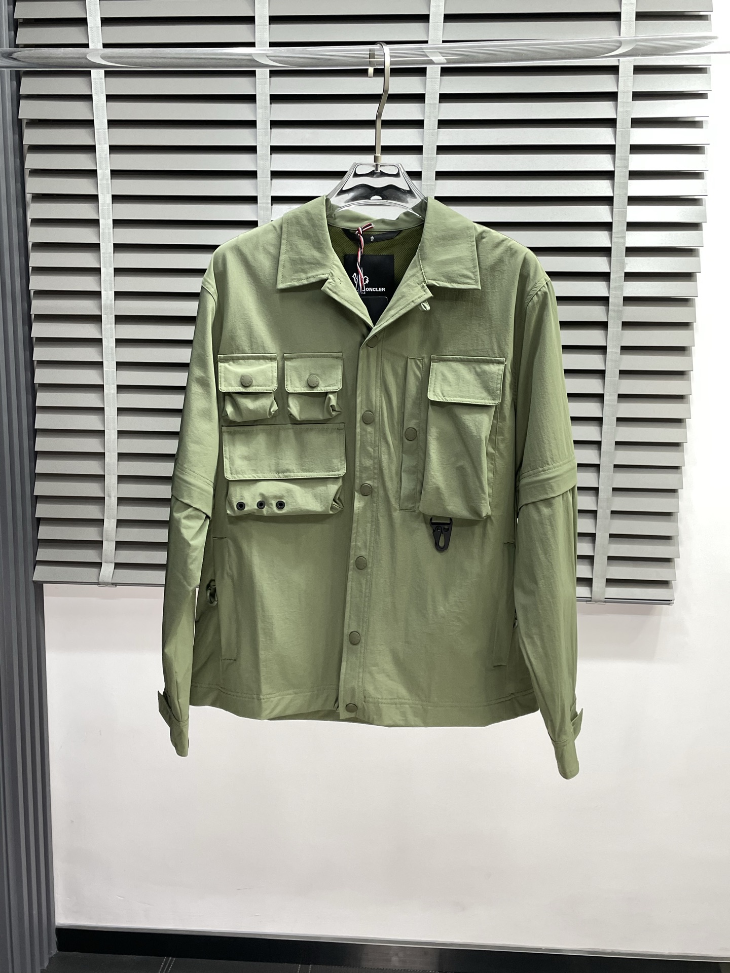 NO:531355,.Moncler matte exclusively offers the latest and fashionable outdoor jackets. Two-in-one outdoor jackets. A jacket with a classic design and great appearance. The quality is even more unscrupulous. You can buy it directly. You can't get it right! Through the detailed pictures, you can feel its powerful aura, and the warm-concentration effect is significant, so you don’t have to worry about the chill at all! It is both fashionable and functional, and the whole style looks more luxurious and elegant! Size 1.2.3.4, Moncler, jackets & coats, jackets & coats, alexander wang19860909.Moncler蒙口独家专供最新时尚户外夹克外套.二合一户外夹克.经典设计感与颜值爆棚的外套,品质更是无法挑剔品控可以直接入手,不容过错的高端臻品！通过细节图片便可感受到它强悍的气场,聚温保暖效果显著,完全不用担心会有一点寒意！时尚与功能性兼备,整款显得更加的奢华大气！ 尺码1.2.3.4,,Moncler,jackets & coats,jackets & coats,alexander wang,Men's clothing