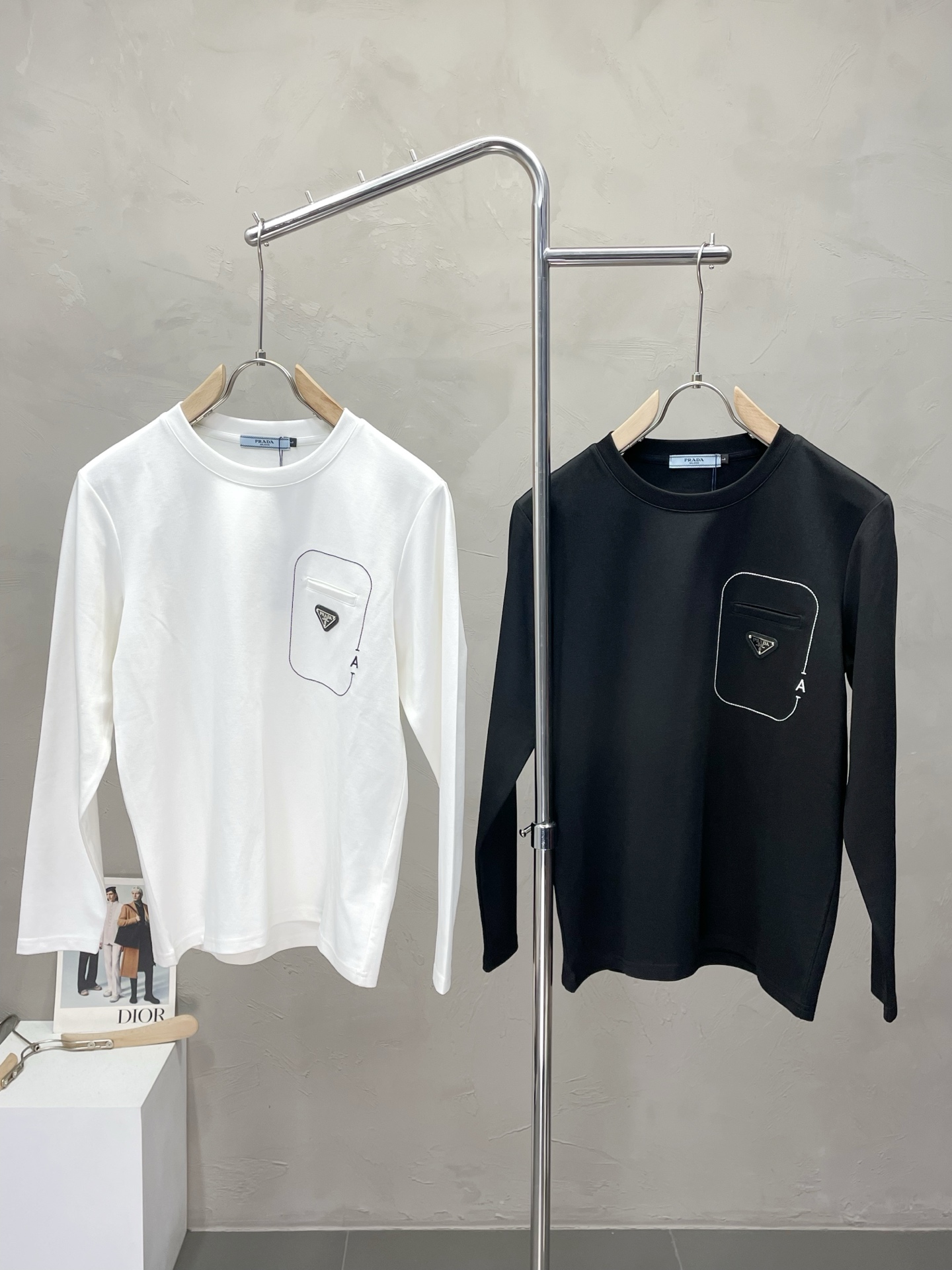 NO:531341,.Prada exclusively offers new original single men's casual long sleeves, high-end customization, high-end version, fashionable and versatile imported fabric, super soft and delicate, skin-friendly and comfortable, warm and comfortable, high-end boutique, OEM, fine-made top body, very good, men's essential items, three standards, code M-3XL,,prada,prada,alexander wang19860909.Prada普拉达独家专供新款原单男士休闲长袖 高端定制 高端版本 时尚百搭爆款进口面料 手感超柔软细腻 穿着亲肤舒适 保暖舒适 高端精品 代工厂精细做上身非常赞 男士必备单品 三标齐全 码数M-3XL,,prada,prada,alexander wang,Men's clothing