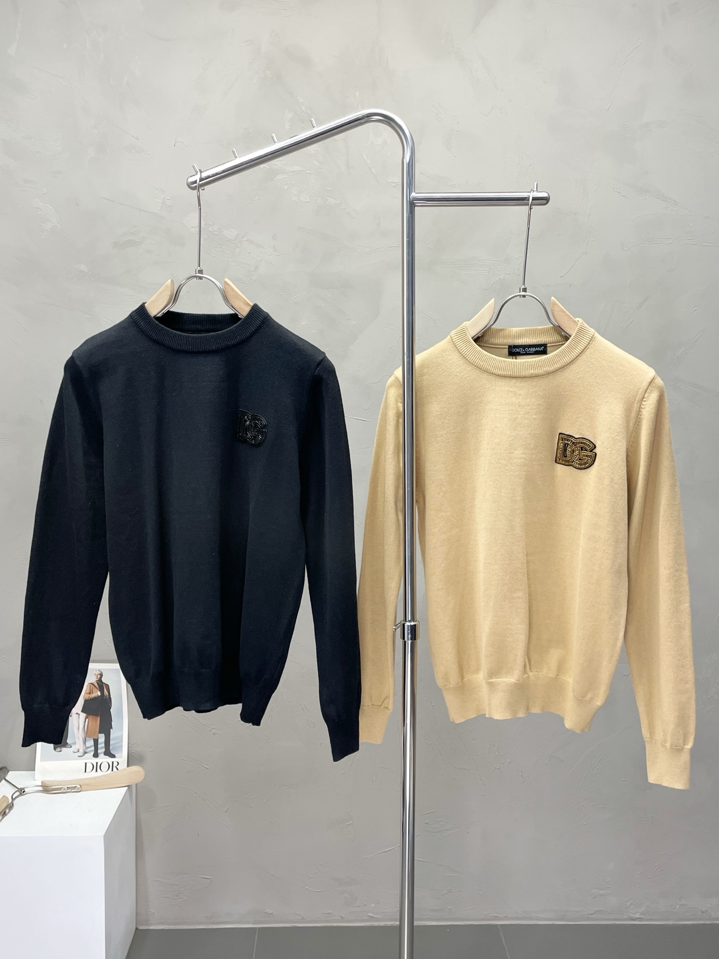 NO:530298,.Dolce & Gabbana exclusively offers new original single men's casual sweater. High-end customization. High-end version. Fashionable and versatile imported fabric. Super soft and delicate touch. Comfortable and comfortable to wear. Warm and comfortable. High-end boutique. OEM is very good for making the upper body in fine factory. Men's must-have items. Complete three standards. Number M-3XL, Dolce & Gabbana, Dolce & Gabbana, sweaters, alexander wang.19860909.Dolce&Gabbana杜嘉班纳独家专供新款原单男士休闲毛衣 高端定制 高端版本 时尚百搭爆款进口面料 手感超柔软细腻 穿着亲肤舒适 保暖舒适 高端精品 代工厂精细做上身非常赞 男士必备单品 三标齐全 码数M-3XL,,Dolce&Gabbana,Dolce&Gabbana,sweaters,alexander wang,Men's clothing