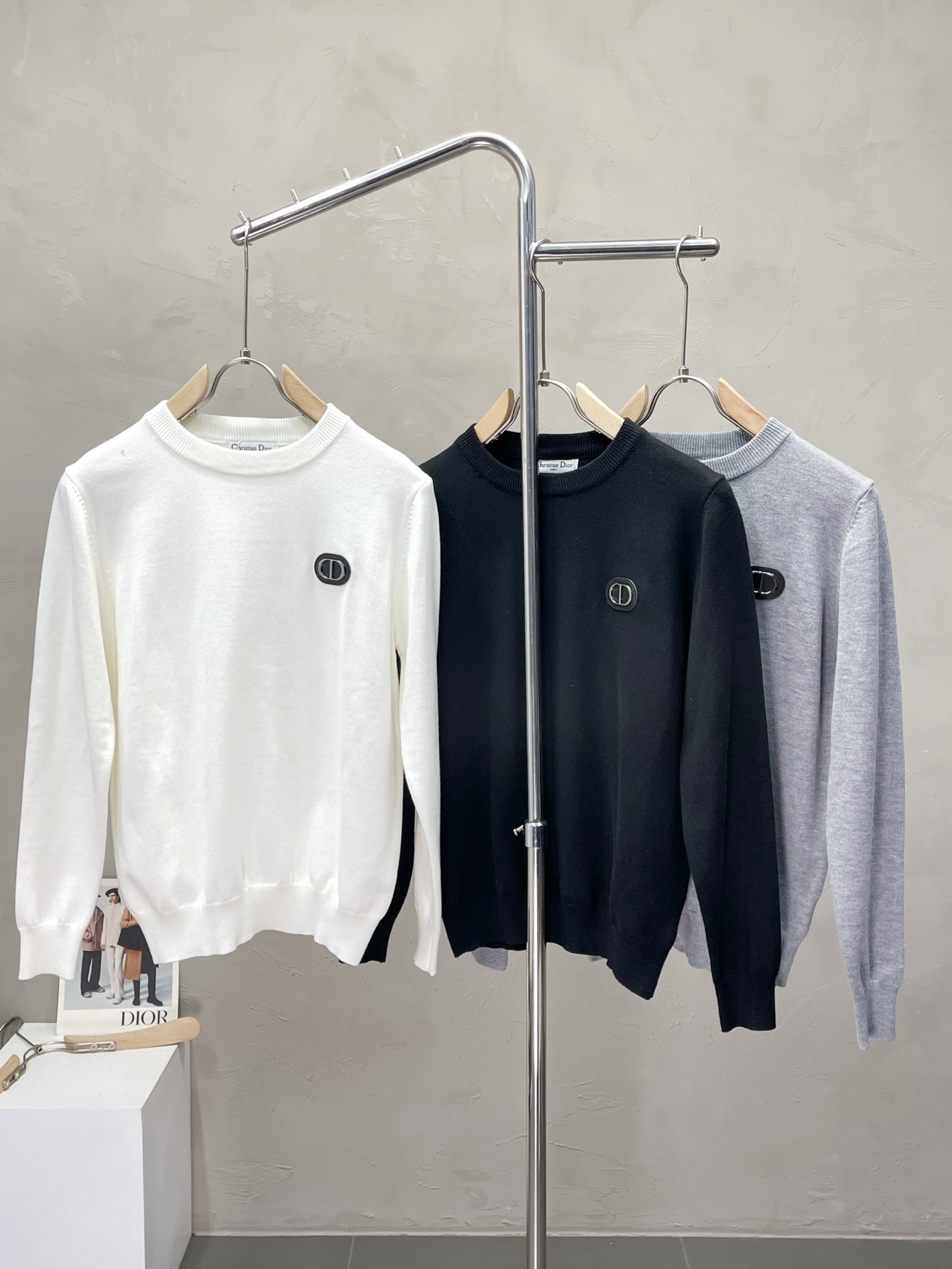 NO:529473,.Dior exclusively offers new original single men's casual sweater, high-end customization, high-end version, fashionable and versatile imported fabric, super soft and delicate, comfortable to wear, warm and comfortable, high-end boutique, OEM, fine production, very good for the upper body, men's essential items, complete three standards, M-3XL,,dior,dior,sweaters,alexander wang19860909.Dior迪奥独家专供新款原单男士休闲毛衣 高端定制 高端版本 时尚百搭爆款进口面料 手感超柔软细腻 穿着亲肤舒适 保暖舒适 高端精品 代工厂精细做上身非常赞 男士必备单品 三标齐全 码数M-3XL,,dior,dior,sweaters,alexander wang,Men's clothing