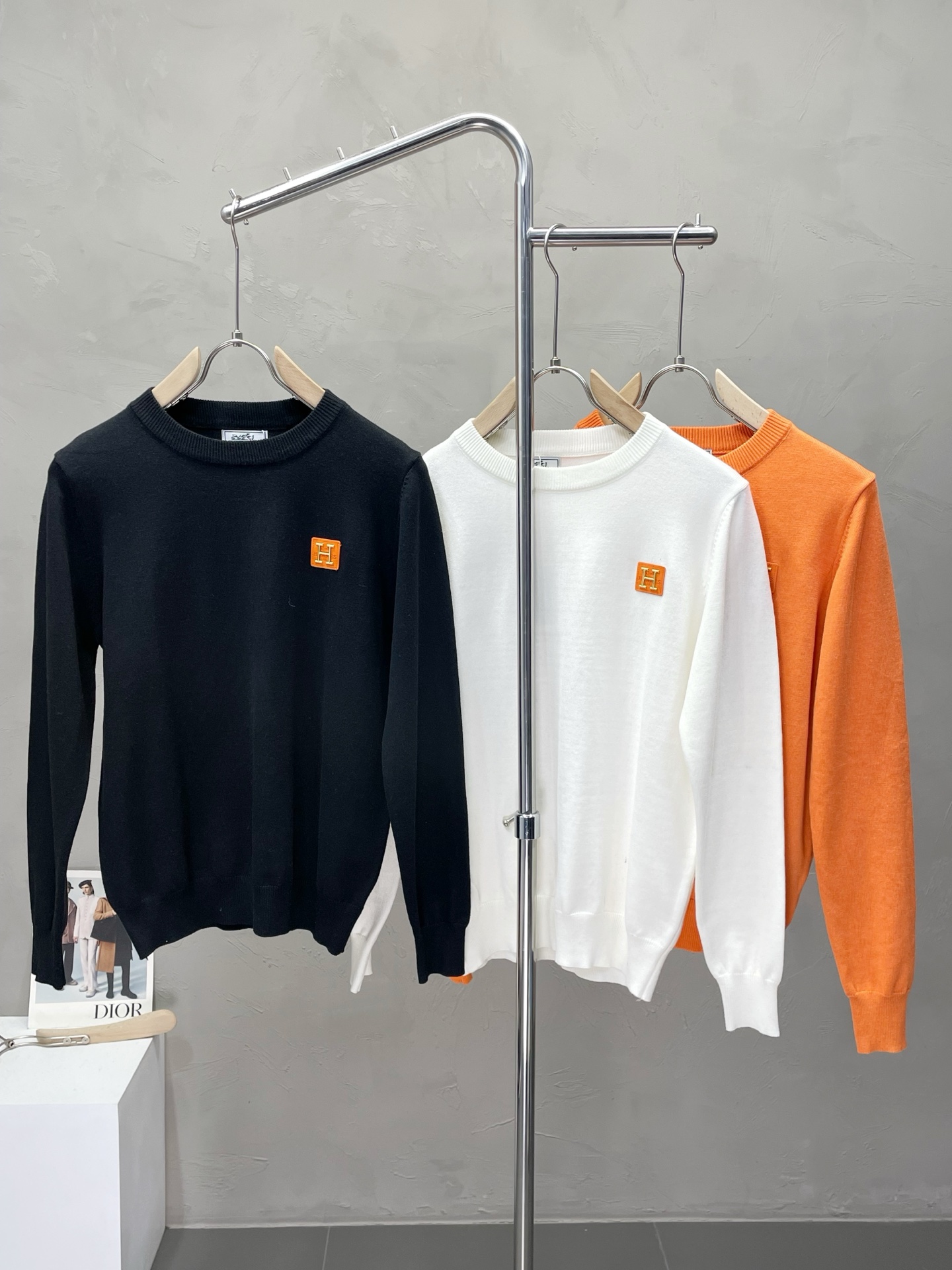 NO:528169,.Hermès exclusively offers new original single men's casual sweater, high-end customization, high-end version, fashionable and versatile imported fabric, super soft and delicate, skin-friendly and comfortable to wear, high-end boutique, OEM factory fine-made top body, very good men's essential items, three standards, code M-3XL,, hermes, hermes, sweaters, alexander wang19860909.Hermès爱马仕独家专供新款原单男士休闲毛衣 高端定制 高端版本 时尚百搭爆款进口面料 手感超柔软细腻 穿着亲肤舒适 高端精品 代工厂精细做上身非常赞 男士必备单品 三标齐全 码数M-3XL,,hermes,hermes,sweaters,alexander wang,Men's clothing