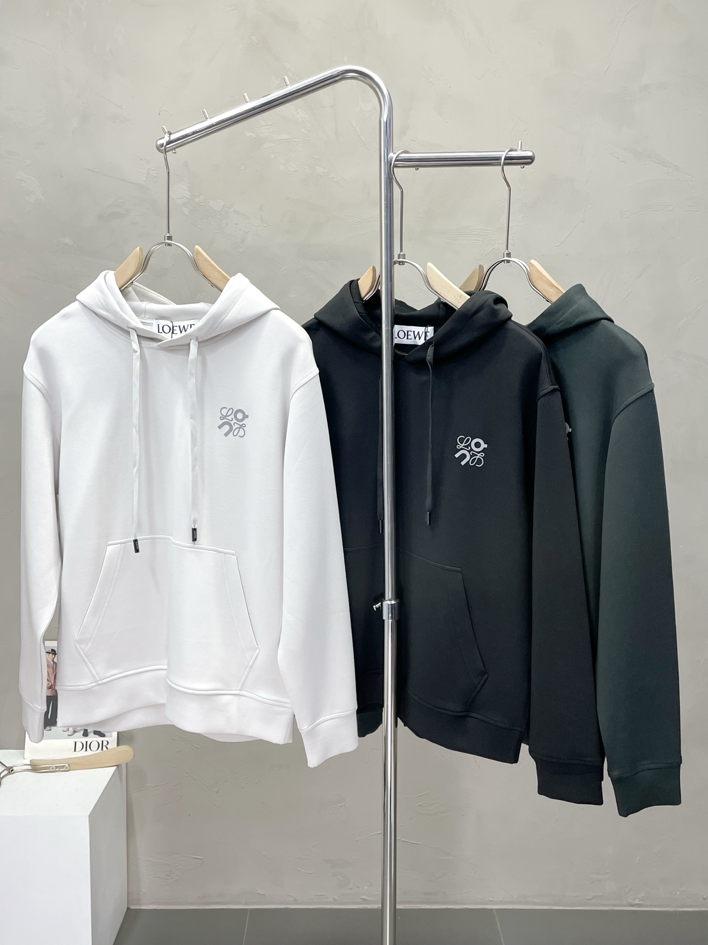 NO:531319,.LOEWE exclusively offers new original single men's casual hooded sweatshirts, high-end customization, high-end version, fashionable and versatile imported fabrics, super soft and delicate, skin-friendly and comfortable, warm and comfortable, high-end boutique, OEM, fine-made top body, very good, men's essential items, three standards, code M-3XL,,loewe,loewe, hoodie, sweatshirts,hats,alexander wang19860909.LOEWE罗意威独家专供新款原单男士休闲连帽卫衣 高端定制 高端版本 时尚百搭爆款进口面料 手感超柔软细腻 穿着亲肤舒适 保暖舒适 高端精品 代工厂精细做上身非常赞 男士必备单品 三标齐全 码数M-3XL,,loewe,loewe,hoodie,sweatshirts,hats,alexander wang,Men's clothing