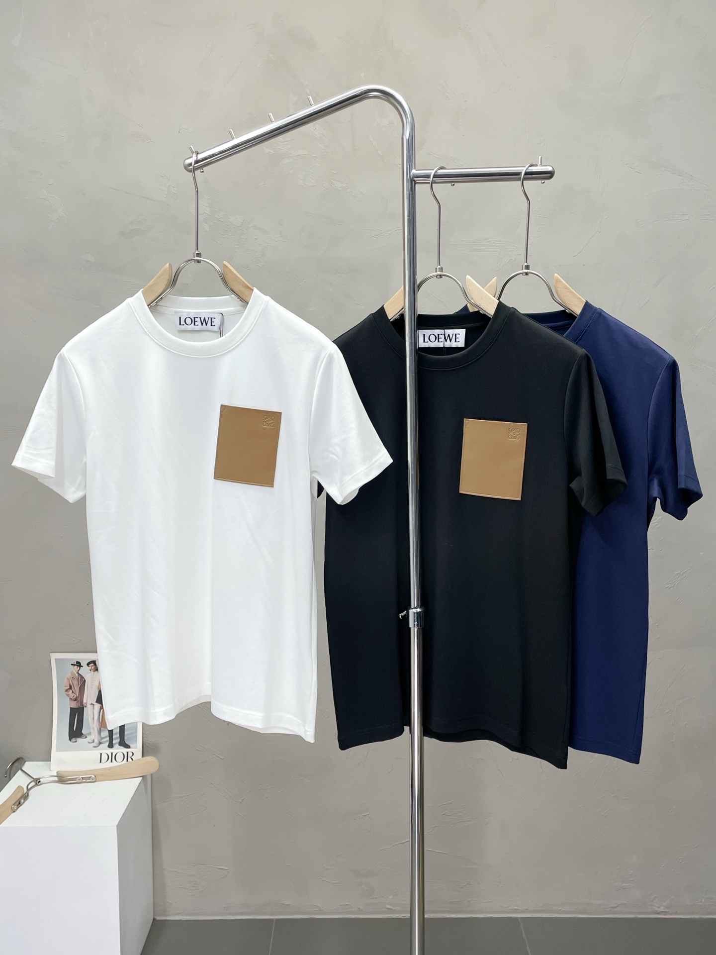 NO:529444,.LOEWE exclusively offers new original single men's casual short sleeves, high-end customization, high-end version, fashionable and versatile imported fabric, super soft and delicate, skin-friendly and comfortable to wear, high-end boutique, OEM, fine-made top body, very good, men's essential items, three standards, code M-3XL,,loewe,loewe,T-shirt,alexander wang19860909.LOEWE罗意威独家专供新款原单男士休闲短袖 高端定制 高端版本 时尚百搭爆款进口面料 手感超柔软细腻 穿着亲肤舒适 高端精品 代工厂精细做上身非常赞 男士必备单品 三标齐全 码数M-3XL,,loewe,loewe,T-shirt,alexander wang,Men's clothing