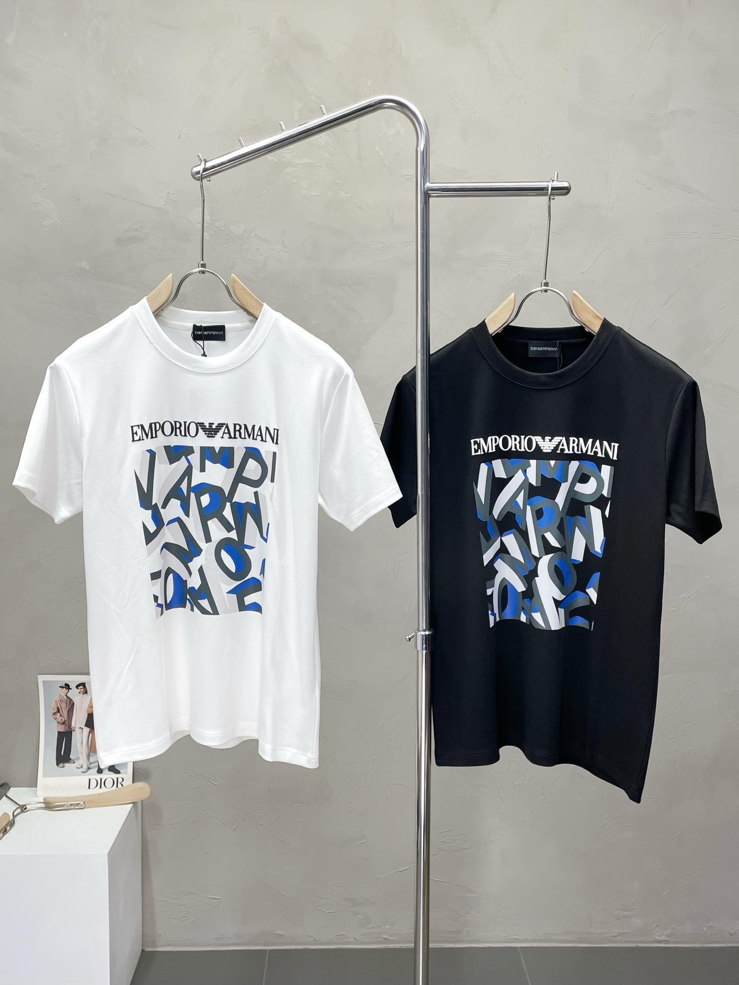 NO:528159,.ARMANI Armani exclusively offers new original single men's casual short sleeves, high-end customization, high-end version, fashionable and versatile imported fabric, super soft and delicate, skin-friendly and comfortable to wear, high-end boutique, OEM, fine production, very good for the upper body, men's essential items, three standards, M-3XL,,armani,armani,T-shirt,alexander wang19860909.ARMANI阿玛尼独家专供新款原单男士休闲短袖 高端定制 高端版本 时尚百搭爆款进口面料 手感超柔软细腻 穿着亲肤舒适 高端精品 代工厂精细做上身非常赞 男士必备单品 三标齐全 码数M-3XL,,armani,armani,T-shirt,alexander wang,Men's clothing