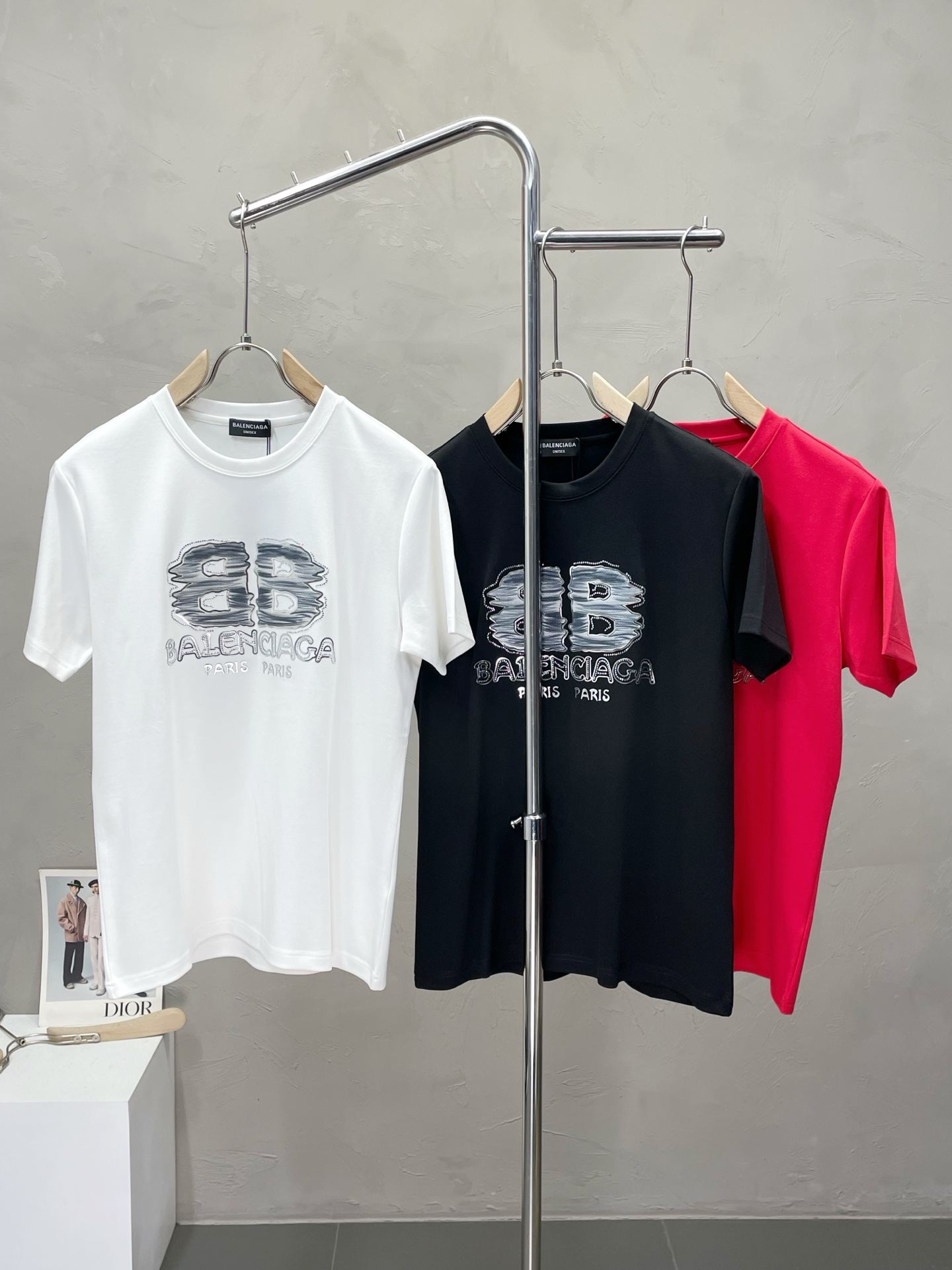 NO:529448,.Balenciaga exclusively offers new original single men's casual short sleeves, high-end customization, high-end version, fashionable and versatile imported fabric, super soft and delicate, skin-friendly and comfortable to wear, high-end boutique, OEM, fine-made top body, very good, men's essential items, three standards, M-3XL,,balenciaga,balenciaga,T-shirt,alexander wang19860909.Balenciaga巴黎世家独家专供新款原单男士休闲短袖 高端定制 高端版本 时尚百搭爆款进口面料 手感超柔软细腻 穿着亲肤舒适 高端精品 代工厂精细做上身非常赞 男士必备单品 三标齐全 码数M-3XL,,balenciaga,balenciaga,T-shirt,alexander wang,Men's clothing