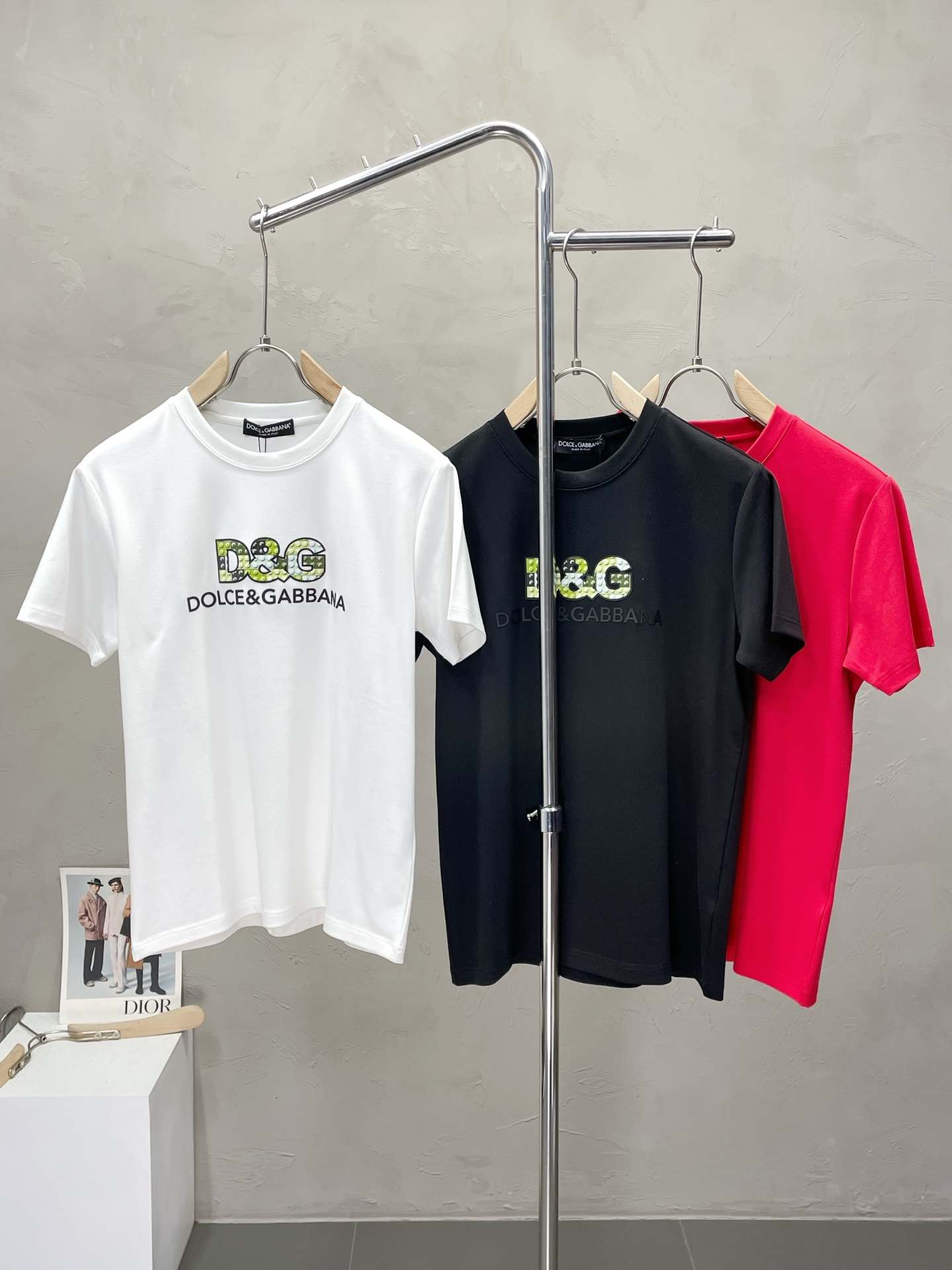 NO:528162,.Dolce & Gabbana exclusively offers new original single men's casual short sleeves, high-end customization, high-end version, fashionable and versatile imported fabric, super soft and delicate, skin-friendly and comfortable to wear, high-end boutique, OEM, fine-made top body, very good, men's essential items, three standards, complete code number M-3XL,,Dolce & Gabbana, Dolce & Gabbana, T-shirt, alexander wang19860909.Dolce&Gabbana杜嘉班纳独家专供新款原单男士休闲短袖 高端定制 高端版本 时尚百搭爆款进口面料 手感超柔软细腻 穿着亲肤舒适 高端精品 代工厂精细做上身非常赞 男士必备单品 三标齐全 码数M-3XL,,Dolce&Gabbana,Dolce&Gabbana,T-shirt,alexander wang,Men's clothing