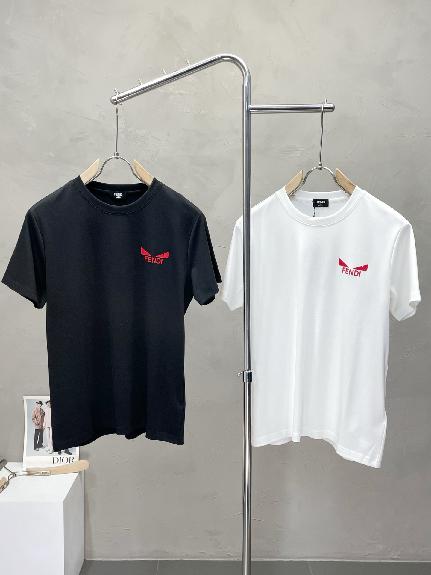 NO:529457,.FENDI exclusively offers new original single men's casual short sleeves, high-end customization, high-end version, fashionable and versatile imported fabric, super soft and delicate, skin-friendly and comfortable to wear, high-end boutique, OEM, fine-made, very good for the upper body, men's essential items, three standards, M-3XL,,fendi,fendi,T-shirt,alexander wang19860909.FENDI芬迪独家专供新款原单男士休闲短袖 高端定制 高端版本 时尚百搭爆款进口面料 手感超柔软细腻 穿着亲肤舒适 高端精品 代工厂精细做上身非常赞 男士必备单品 三标齐全 码数M-3XL,,fendi,fendi,T-shirt,alexander wang,Men's clothing