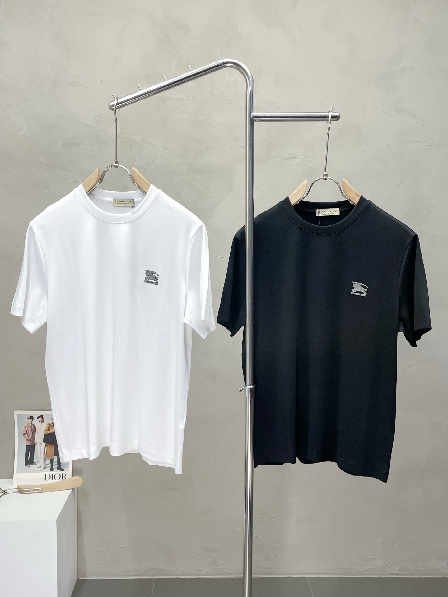 NO:530306,.Burberry Burberry exclusively offers new original single men's casual short sleeves, high-end customization, high-end version, fashionable and versatile imported fabric, super soft and delicate, skin-friendly and comfortable to wear, high-end boutique, OEM, fine production, very good for the upper body, men's essential items, three standards, M-4XL,,burberry,burberry,T-shirt,alexander wang19860909.Burberry巴宝莉独家专供新款原单男士休闲短袖 高端定制 高端版本 时尚百搭爆款进口面料 手感超柔软细腻 穿着亲肤舒适 高端精品 代工厂精细做上身非常赞 男士必备单品 三标齐全 码数M-4XL,,burberry,burberry,T-shirt,alexander wang,Men's clothing